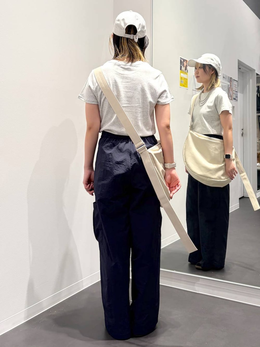 グレー系のTシャツ/カットソー、ブルー系のカーゴパンツ、ホワイト系のショルダーバッグを着用したレディースの春コーディネートの4枚目の写真