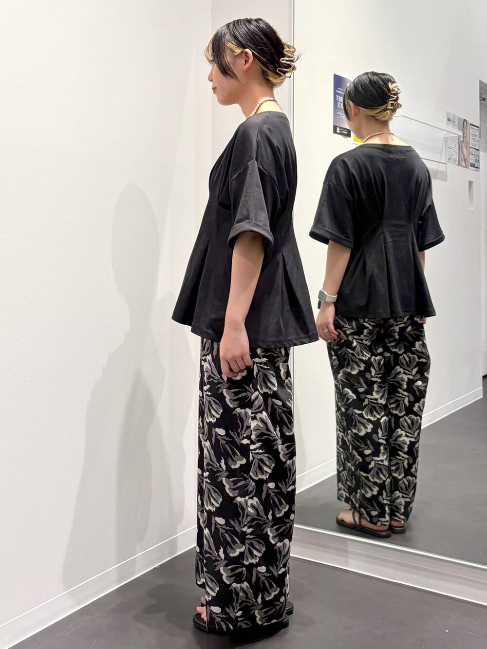ブラック系のその他パンツ、ブラック系のサンダル、ブラック系のTシャツ/カットソーを着用したレディースの夏コーディネートの2枚目の写真