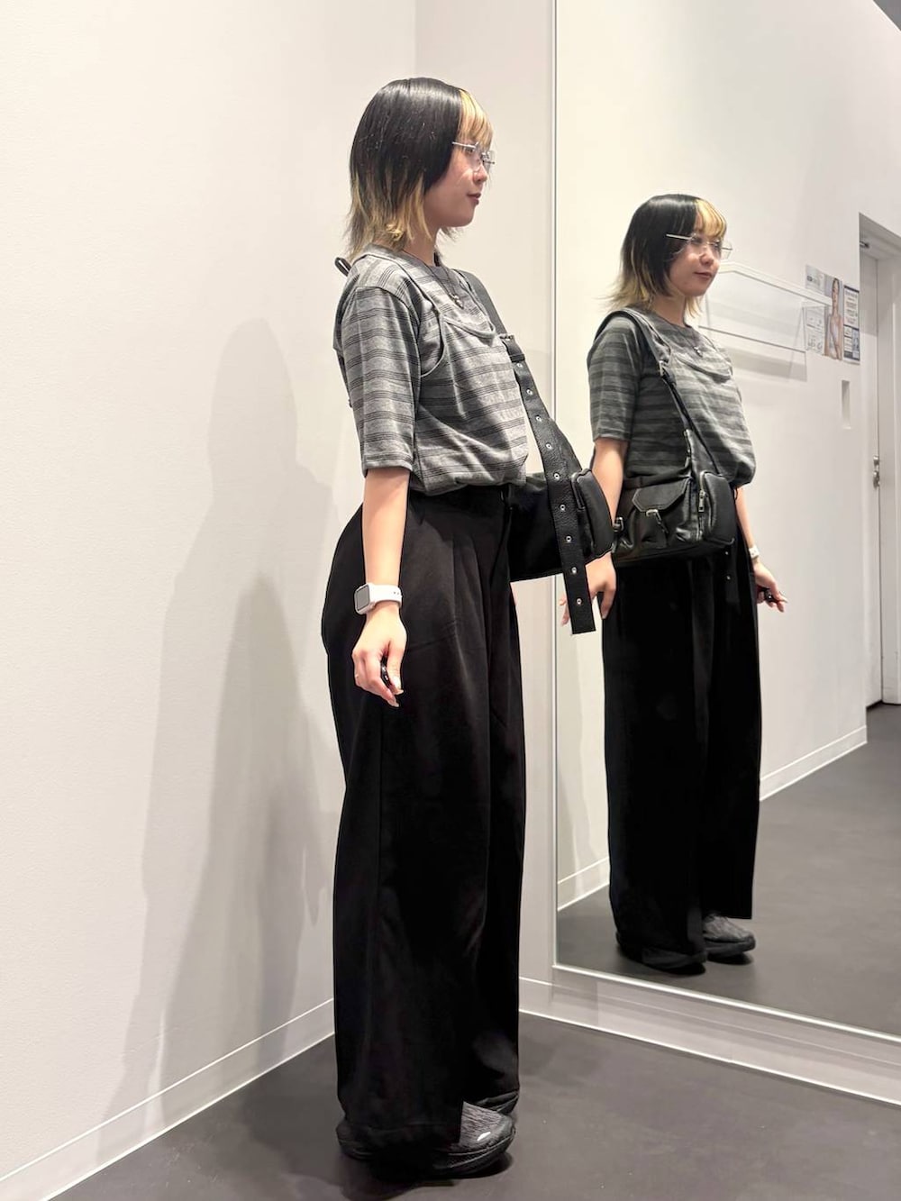 グレー系のTシャツ/カットソー、ブラック系のショルダーバッグ、ブラック系のその他パンツを着用したレディースの夏コーディネートの4枚目の写真