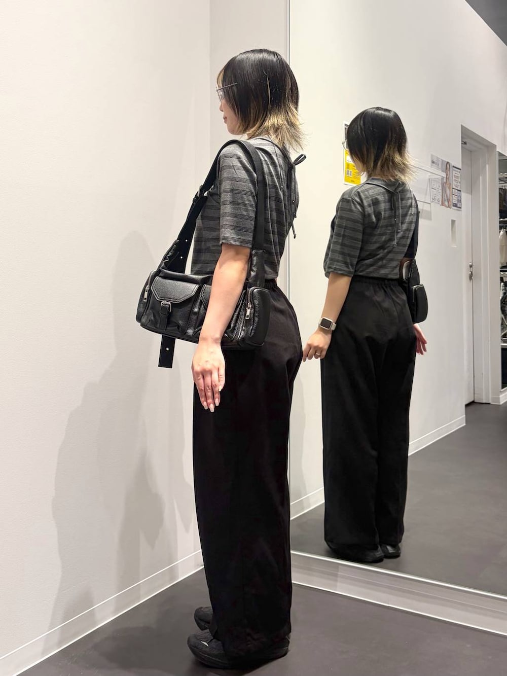 グレー系のTシャツ/カットソー、ブラック系のショルダーバッグ、ブラック系のその他パンツを着用したレディースの夏コーディネートの2枚目の写真