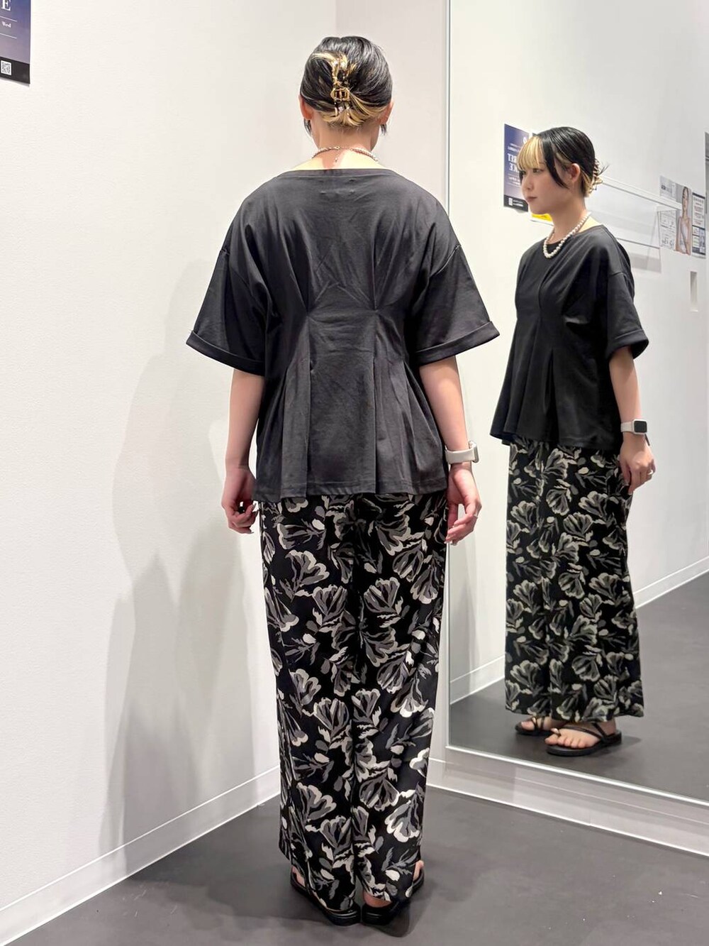 ブラック系のその他パンツ、ブラック系のサンダル、ブラック系のTシャツ/カットソーを着用したレディースの夏コーディネートの3枚目の写真