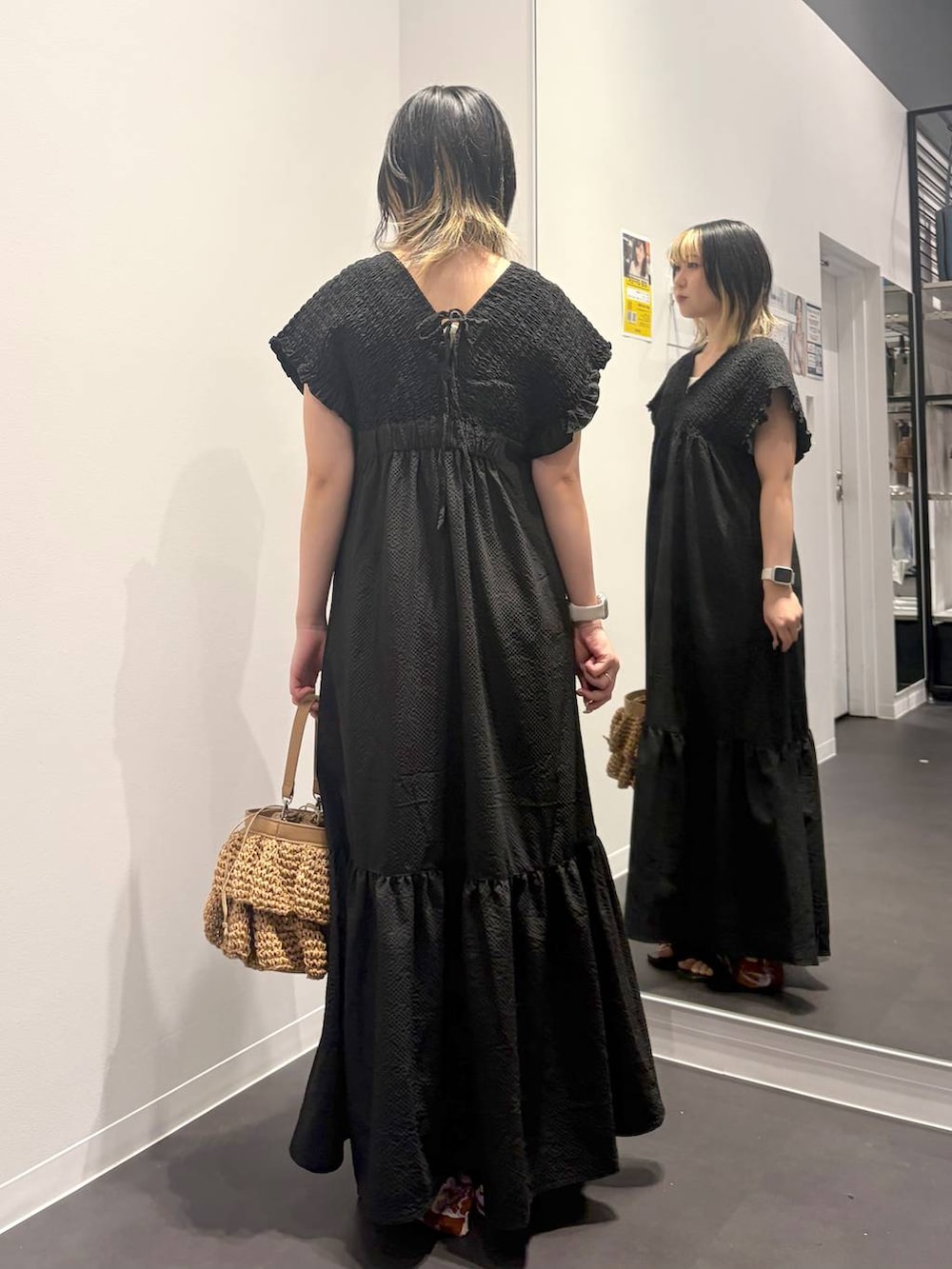 ブラウン系のその他パンツ、ブラック系のワンピース、ベージュ系のショルダーバッグを着用したレディースの夏コーディネートの3枚目の写真