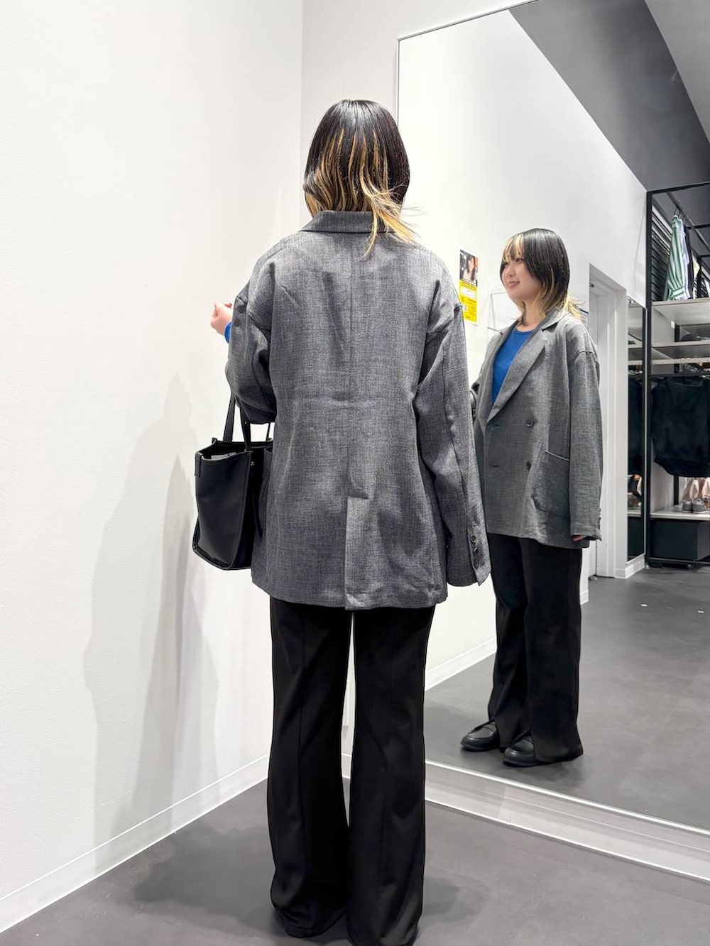 ブラック系のトートバッグ、ブラック系のローファー、ブラック系のその他パンツを着用したレディースの春コーディネートの3枚目の写真