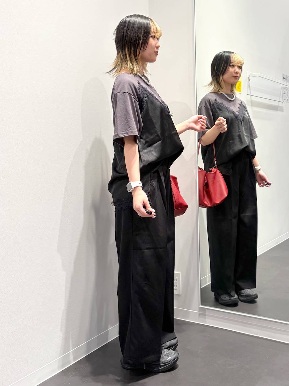 グレー系のTシャツ/カットソー、レッド系のショルダーバッグ、ブラック系のその他パンツを着用したレディースの夏コーディネートの4枚目の写真