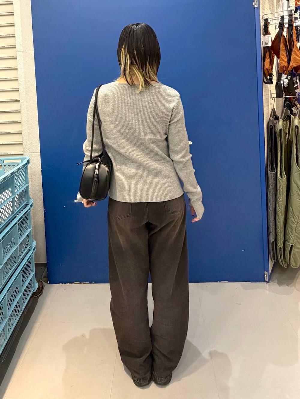 グレー系のカーディガン/ボレロ、ブラック系のボストンバッグ、ブラック系のデニムパンツを着用したレディースの秋コーディネートの3枚目の写真