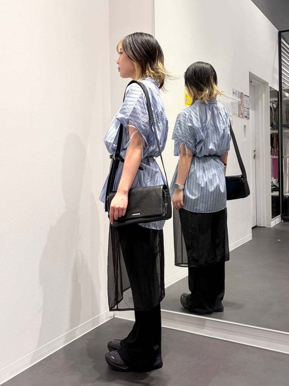 ブルー系のシャツ/ブラウス、ブラック系のその他パンツ、ブラック系のショルダーバッグを着用したレディースの夏コーディネートの2枚目の写真