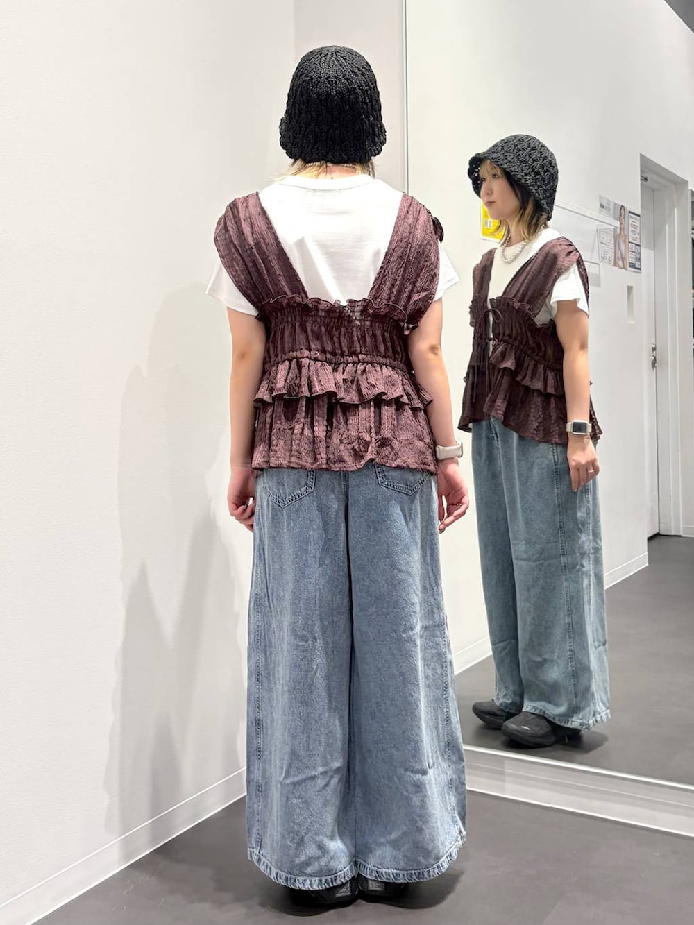 ブラウン系のベスト、ホワイト系のTシャツ/カットソー、ブルー系のデニムパンツを着用したレディースの夏コーディネートの3枚目の写真