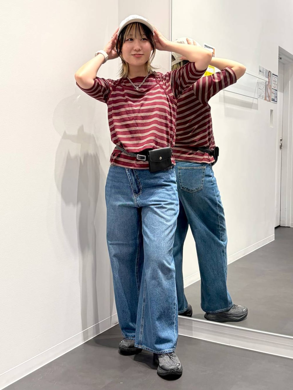ブルー系のデニムパンツ、レッド系のTシャツ/カットソー、ブラック系のベルトを着用したレディースの夏コーディネートの7枚目の写真