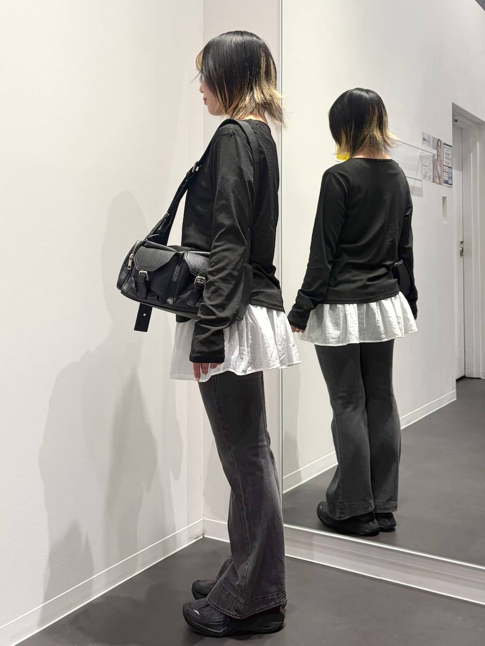 ブラック系のデニムパンツ、ブラック系のTシャツ/カットソー、ブラック系のショルダーバッグを着用したレディースの夏コーディネートの2枚目の写真