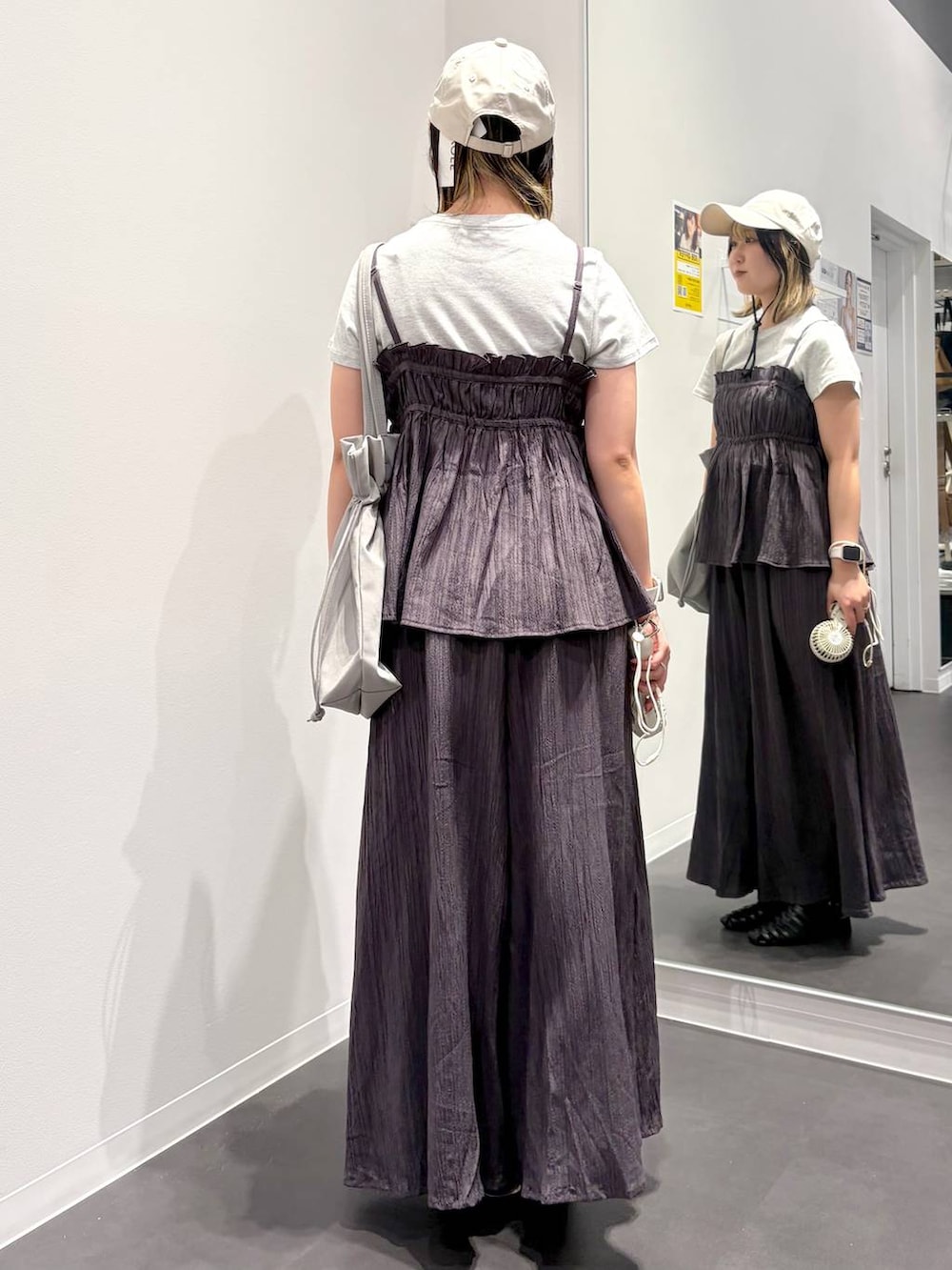 ブラック系のサンダル、グレー系のその他パンツ、グレー系のキャミソールを着用したレディースの春コーディネートの3枚目の写真