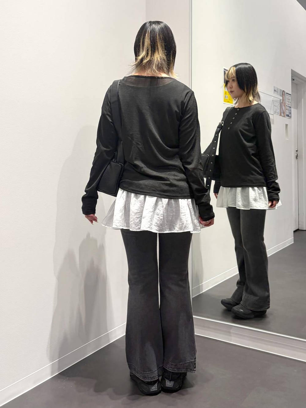 ブラック系のデニムパンツ、ブラック系のTシャツ/カットソー、ブラック系のショルダーバッグを着用したレディースの夏コーディネートの3枚目の写真