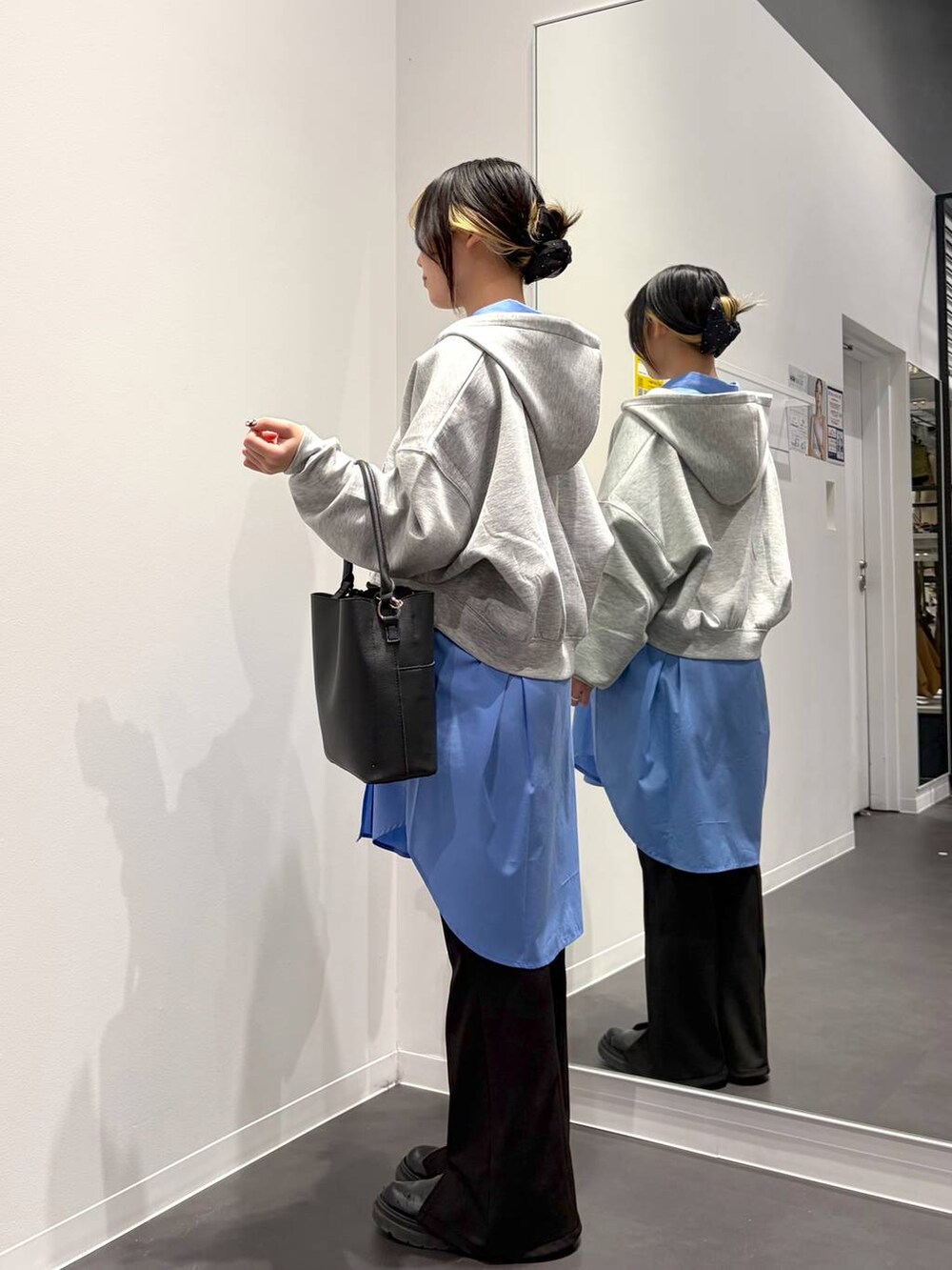 ブルー系のシャツ/ブラウス、ブラック系のその他パンツ、グレー系のパーカーを着用したレディースの春コーディネートの2枚目の写真
