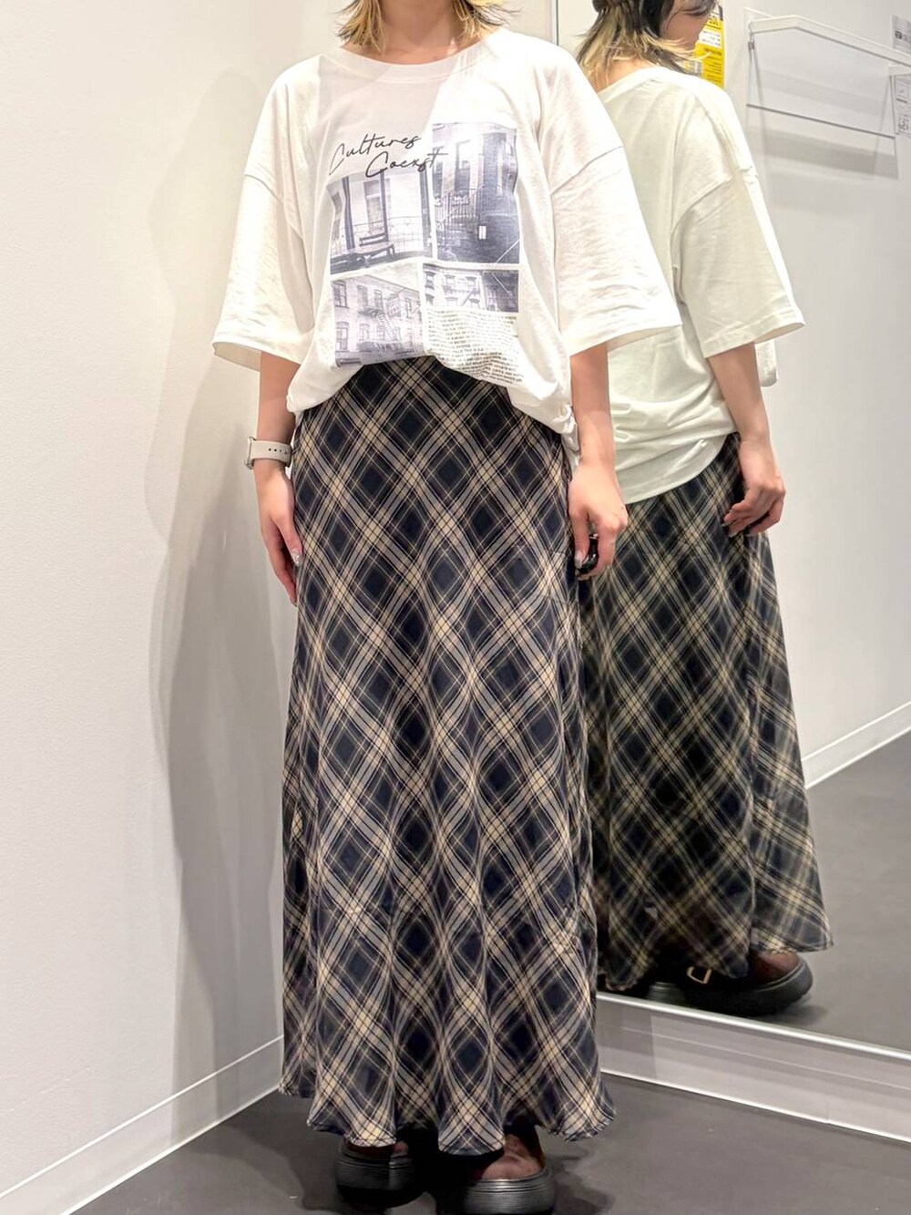 ブラウン系のその他シューズ、ホワイト系のTシャツ/カットソー、ブルー系のスカートを着用したレディースの夏コーディネートの5枚目の写真