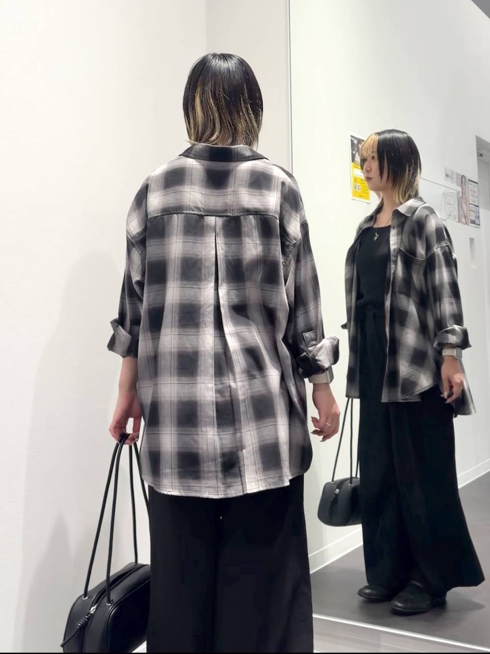 ブラック系のシャツ/ブラウス、ブラック系のボストンバッグ、ブラック系のタンクトップを着用したレディースの夏コーディネートの3枚目の写真