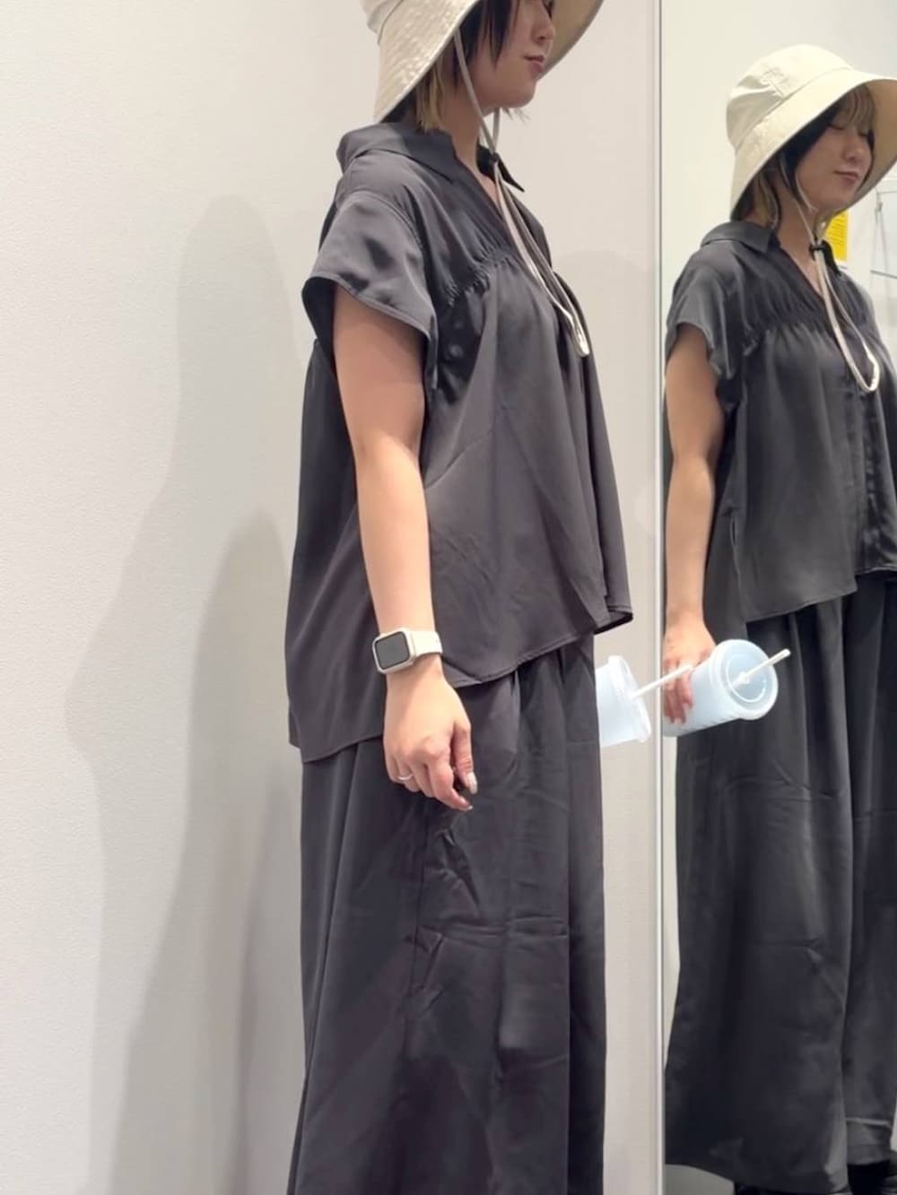 ブラック系のスニーカー、グレー系のその他パンツ、グレー系のシャツ/ブラウスを着用したレディースの夏コーディネートの4枚目の写真