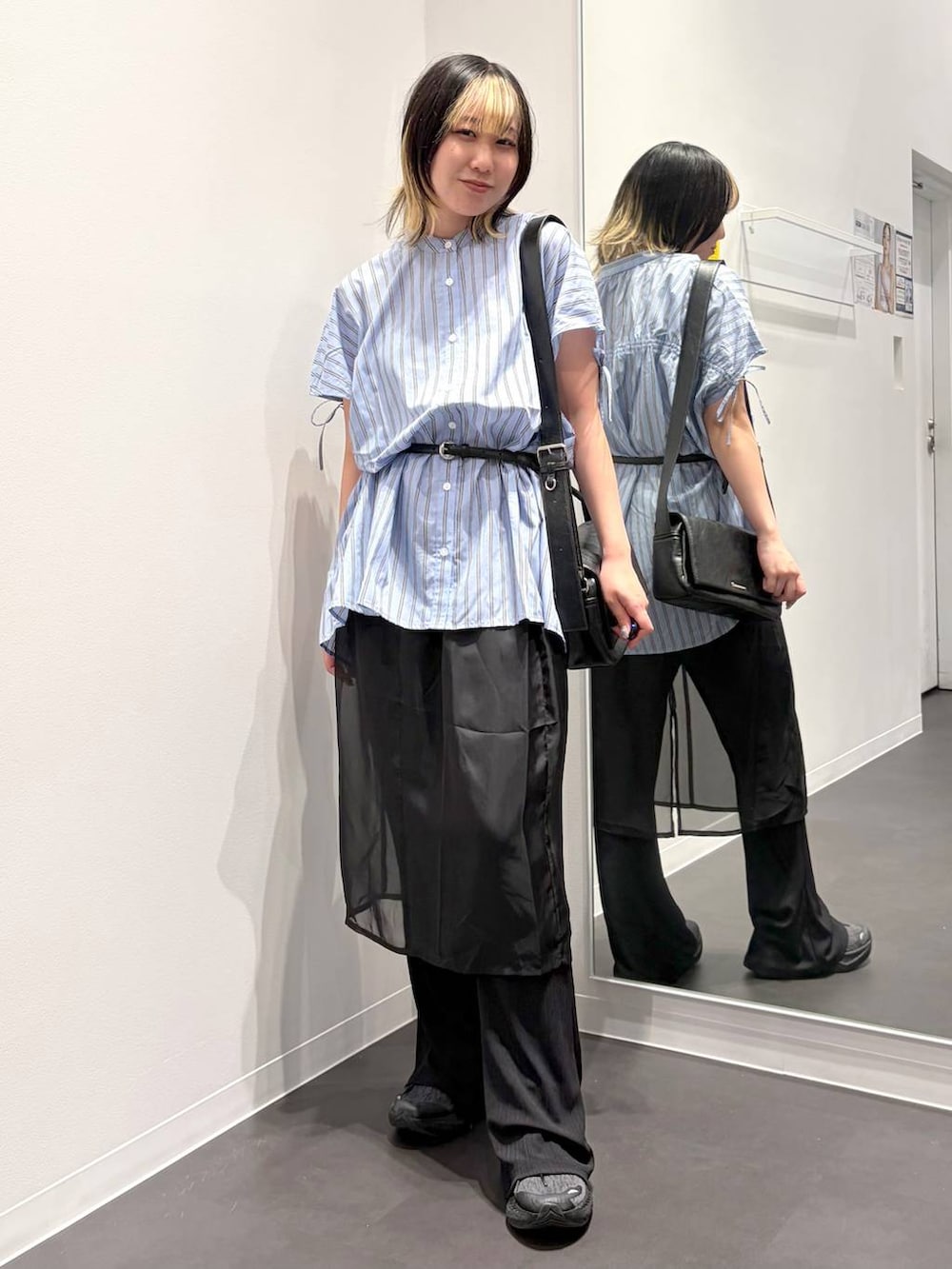 ブルー系のシャツ/ブラウス、ブラック系のその他パンツ、ブラック系のショルダーバッグを着用したレディースの夏コーディネートの5枚目の写真