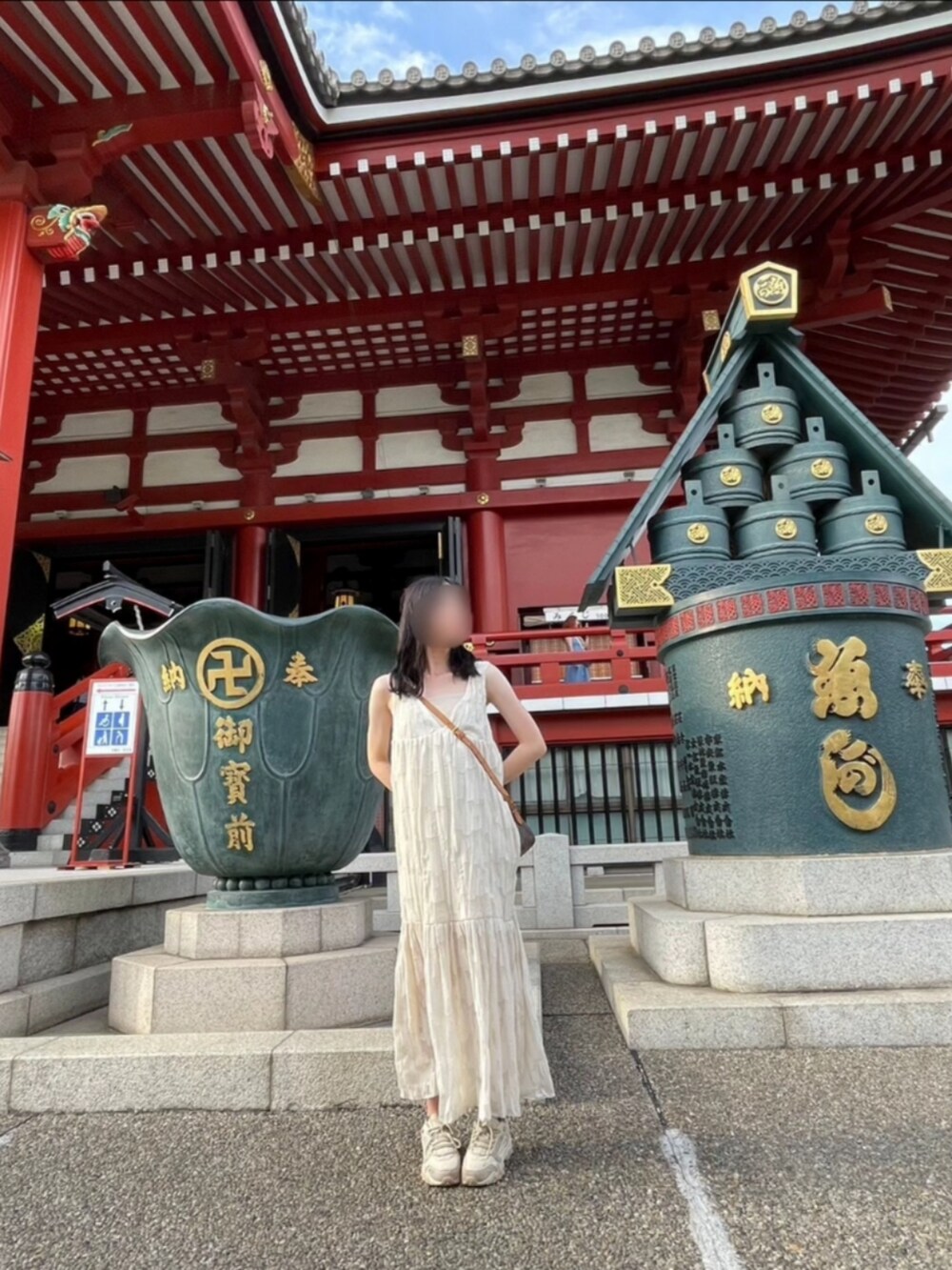 ホワイト系のワンピース、ベージュ系のキャミソール、ホワイト系のスニーカーを着用したレディースの夏コーディネートの2枚目の写真