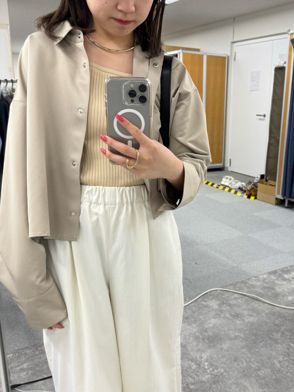 「ブルゾン、ブルゾンコーデ、お出かけコーデ、ショート丈ジャケット、ショート丈ブルゾン、春服コーデ、ノーリーズ、ワイドパンツ、白パンツ、シンプルスタイル、大人女子、春色、シンプルコーデ、オトナカジュアル、オトナ女子」｜「NOLLEY’Sのウォッシャブル LIMONTA EAST ショートブルゾン（ブルゾン、ベージュ系）」を使った、takahashiさん（レディース・161cm）の冬コーディネートの6枚目の写真