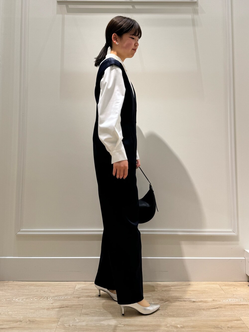 ブルー系のつなぎ/オールインワン、ホワイト系のシャツ/ブラウス、シルバー系のパンプスを着用したレディースの冬コーディネートの6枚目の写真