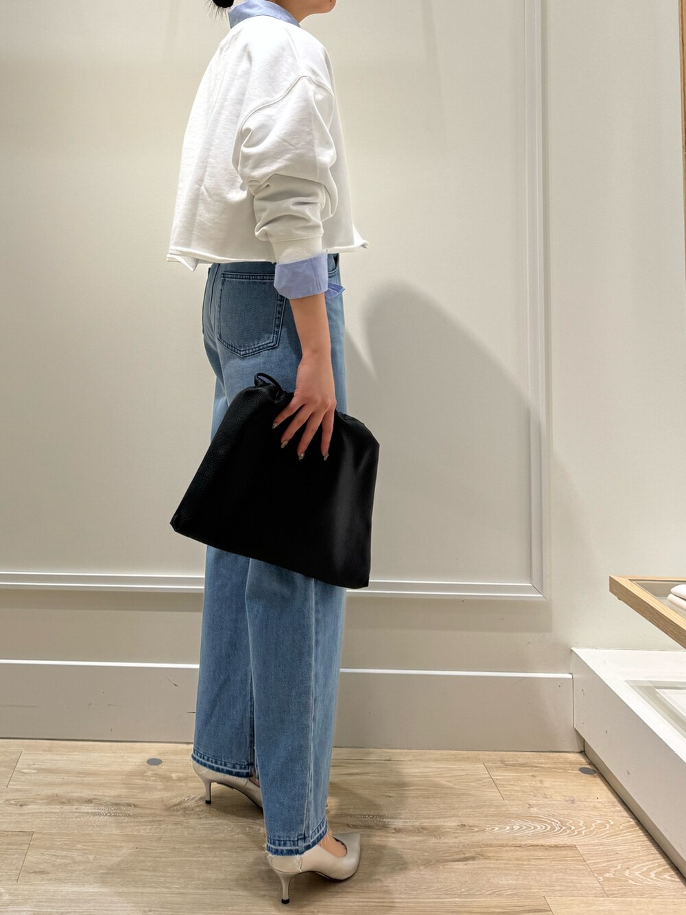 「デニムパンツ、デニムコーデ、ショート丈トップス、ショート丈、ショート丈スウェット、ノーリーズ、スリットデニム、レイヤードスタイル、シャツスタイル、カジュアルコーデ、きれいめカジュアル、ラクチンコーデ、大人カジュアル、お出かけコーデ、大人女子」｜「Rie Millerのスリットフレアハイウエストデニム（デニムパンツ、ブルー系）」を使った、takahashiさん（レディース・161cm）の冬コーディネートの5枚目の写真