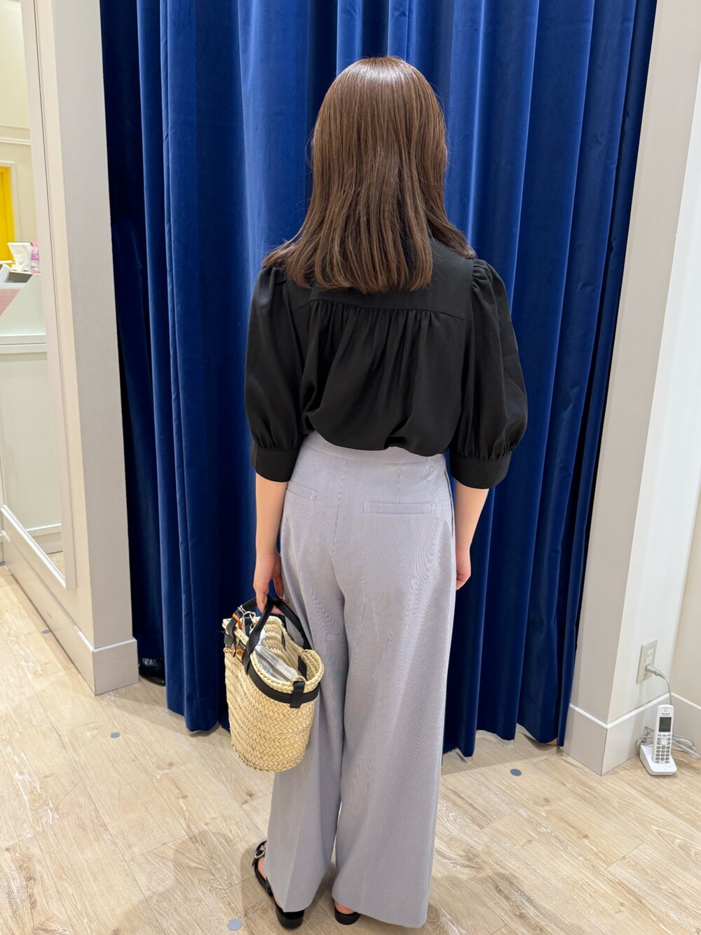 「ノーリーズ、NOLLEY'S、きれいめカジュアル、きれいめコーディネート、ツータックパンツ、ワイドパンツ、シンプルスタイル、楽チンコーデ、おでかけコーデ」｜「NOLLEY’Sの5分袖フリルブラウス（シャツ/ブラウス、ブラック系）」を使った、takahashiさん（レディース・161cm）の夏コーディネートの5枚目の写真