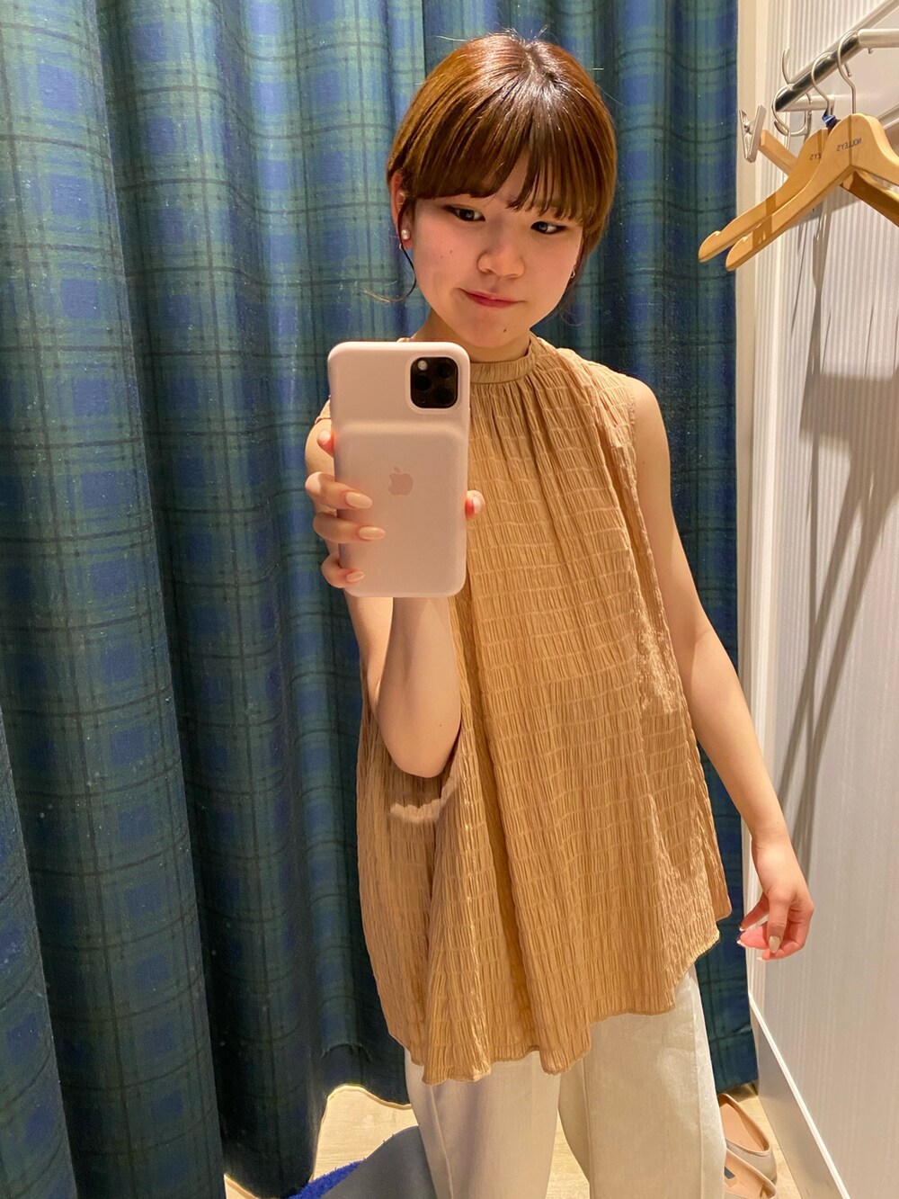 イエロー系のシャツ/ブラウス、ベージュ系のその他パンツ、ホワイト系のショルダーバッグを着用したレディースの夏コーディネートの4枚目の写真