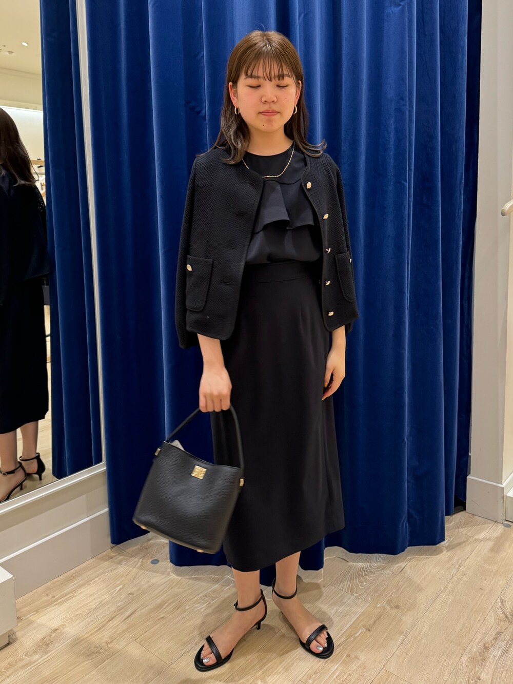 「NOLLEY’Sの《セットアップ対応》ウォッシャブル麻調ラッフルブラウス（シャツ/ブラウス、ブルー系）」を使った、takahashiさん（レディース・161cm）の春コーディネートの2枚目の写真