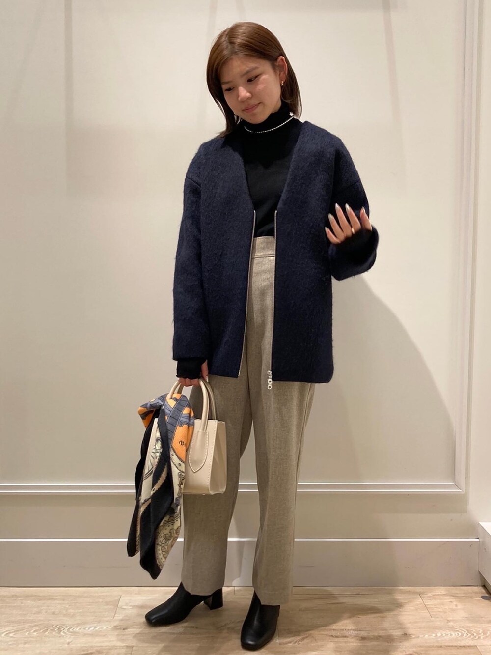 「シンプルコーデ、休日スタイル、秋服準備はじめました、パンツスタイル、秋服コーデ、大人かわいい、カジュアルコーデ、きれいめカジュアル、ブルゾン、ブルゾンコーデ、シャギー、ブーツスタイル、きれいめコーディネート、大人カジュアル、大人コーデ」｜「NOLLEY’Sの《セットアップ対応》ウォッシャブルウールライクセミワイドパンツ（その他パンツ、ベージュ系）」を使った、takahashiさん（レディース・161cm）の秋コーディネートの2枚目の写真