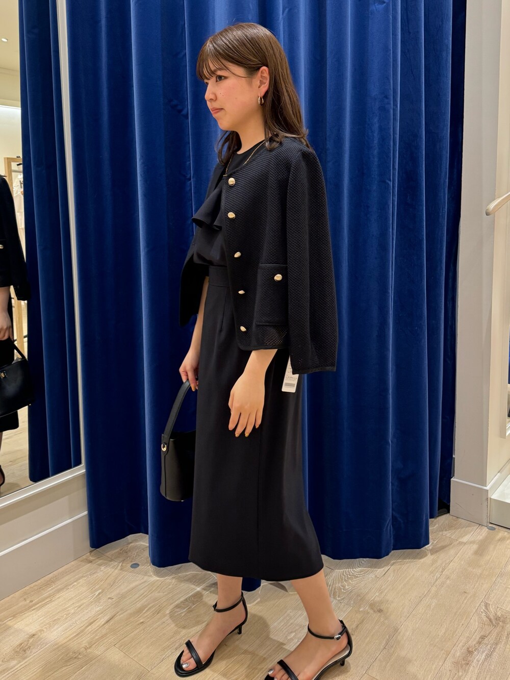 「NOLLEY’Sの《セットアップ対応》ウォッシャブル麻調ラッフルブラウス（シャツ/ブラウス、ブルー系）」を使った、takahashiさん（レディース・161cm）の春コーディネートの3枚目の写真