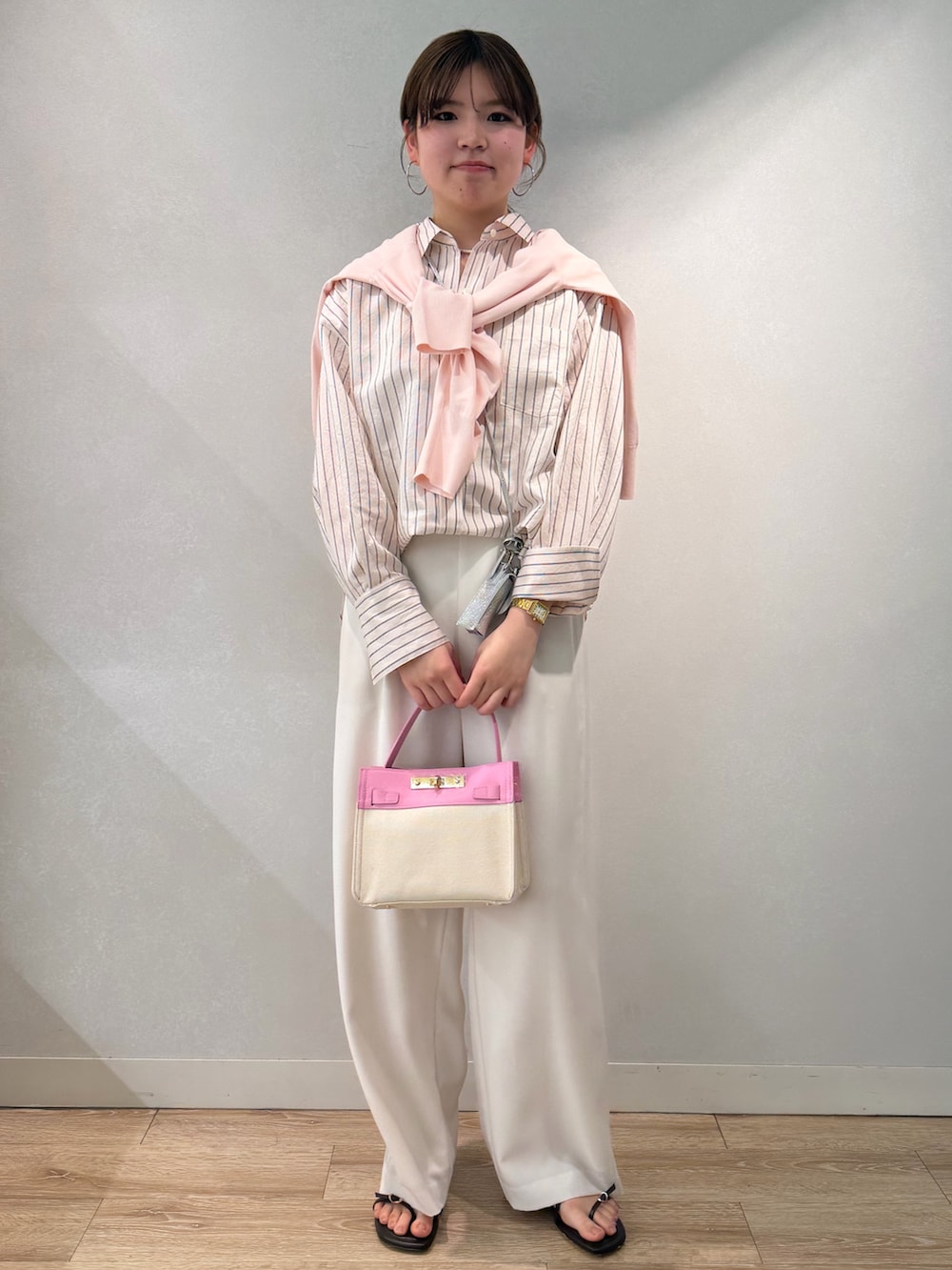 ホワイト系のその他パンツ、ピンク系のシャツ/ブラウス、ピンク系のショルダーバッグを着用したレディースの春コーディネートの2枚目の写真