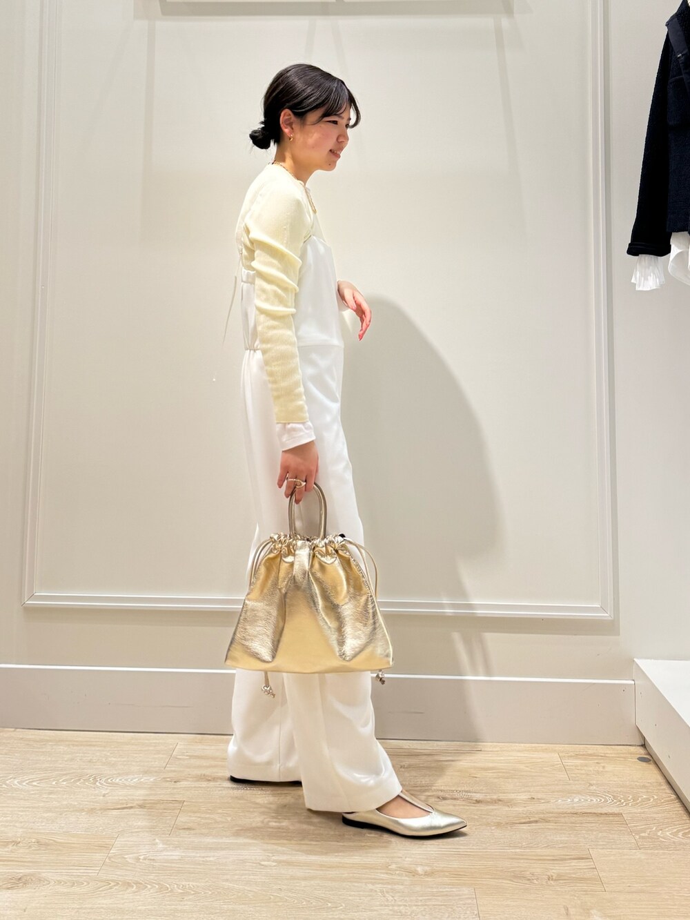 ホワイト系のつなぎ/オールインワン、ゴールド系のショルダーバッグ、ベージュ系のニット/セーターを着用したレディースの春コーディネートの7枚目の写真