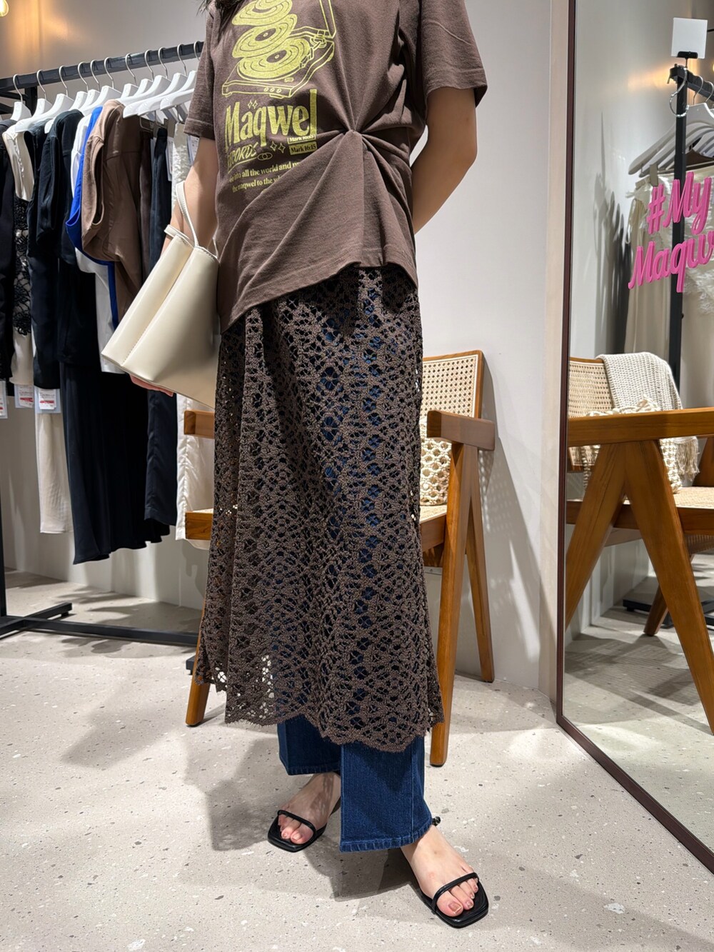 ブラウン系のTシャツ/カットソー、ブラウン系のワンピース、ブルー系のデニムパンツを着用したレディースの夏コーディネートの4枚目の写真