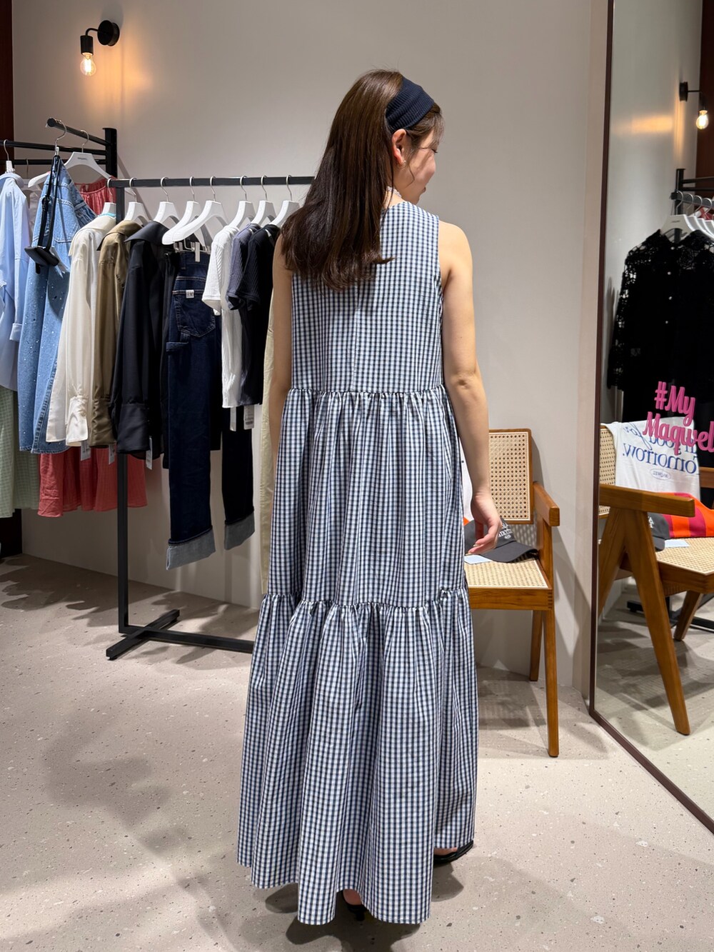 ブルー系のワンピース、ブルー系のヘアバンド、ホワイト系のネックレスを着用したレディースの春コーディネートの3枚目の写真
