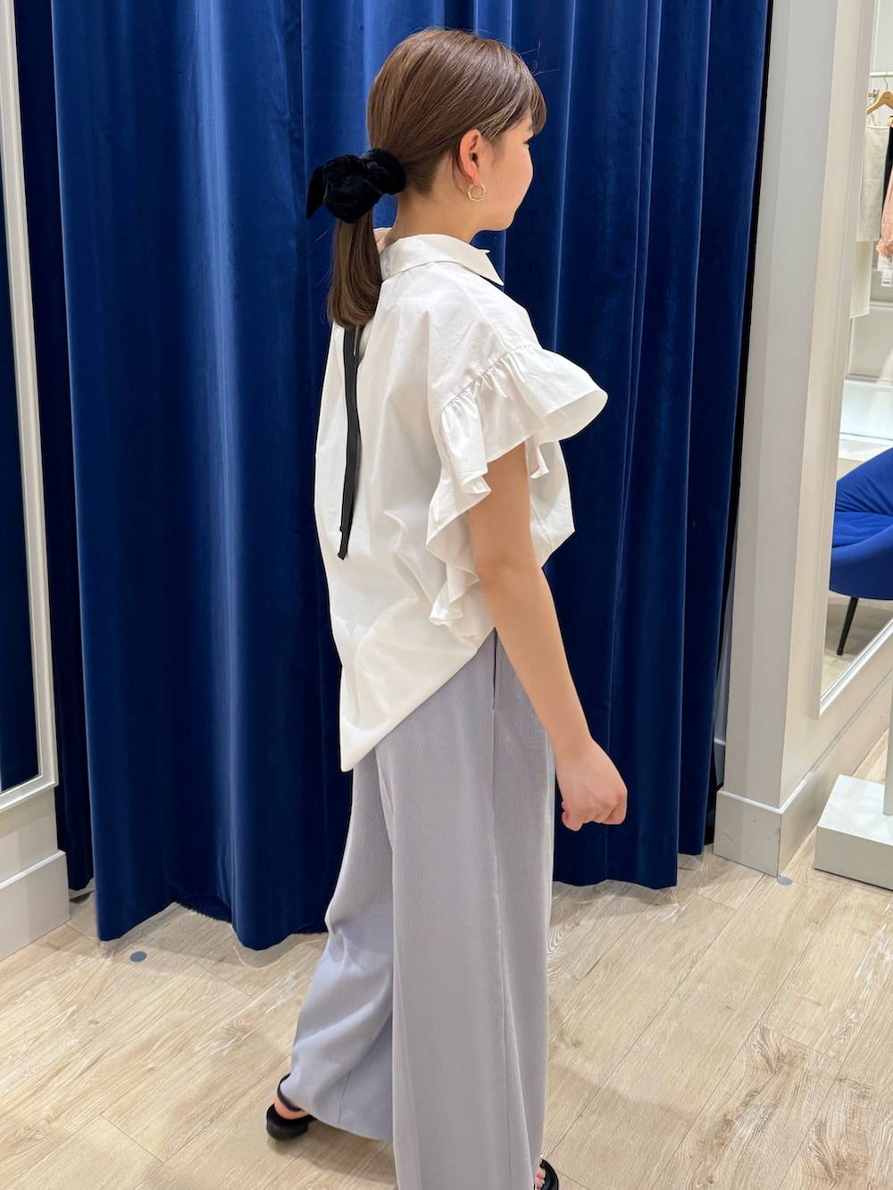 「ノーリーズ、NOLLEY'S、きれいめカジュアル、きれいめコーディネート、ツータックパンツ、ワイドパンツ、シャツコーデ」｜「NOLLEY’Sのグログランリボン付き肩フリルブラウス（シャツ/ブラウス、ホワイト系）」を使った、takahashiさん（レディース・161cm）の夏コーディネートの4枚目の写真