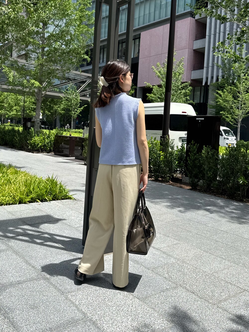 「サンダル、シンプルスタイル、大人ファッション、ラクチンコーデ、夏ファッション、カジュアルスタイル、おでかけコーデ、おしゃれさんと繋がりたい、メガネ女子、パンツコーデ、今日のコーデ、夏」｜「NOLLEY’S Sophiのラッセルフリンジベスト（ベスト、ブルー系）」を使った、takahashiさん（レディース・161cm）の夏コーディネートの3枚目の写真