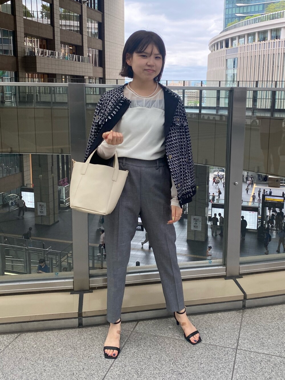 「ハンドバッグ、秋服コーデ、大人コーデ、通勤コーデ、通勤スタイル、キレイめコーデ、お洒落さんとつながりたい、長袖、キレイめ、ワントーンコーデ、ツイードジャケット、羽織り、ツイード、テーパードパンツ、スッキリシルエット」｜「NOLLEY’Sのツイードジャケット（ノーカラージャケット、ブラック系）」を使った、takahashiさん（レディース・161cm）の秋コーディネートの2枚目の写真