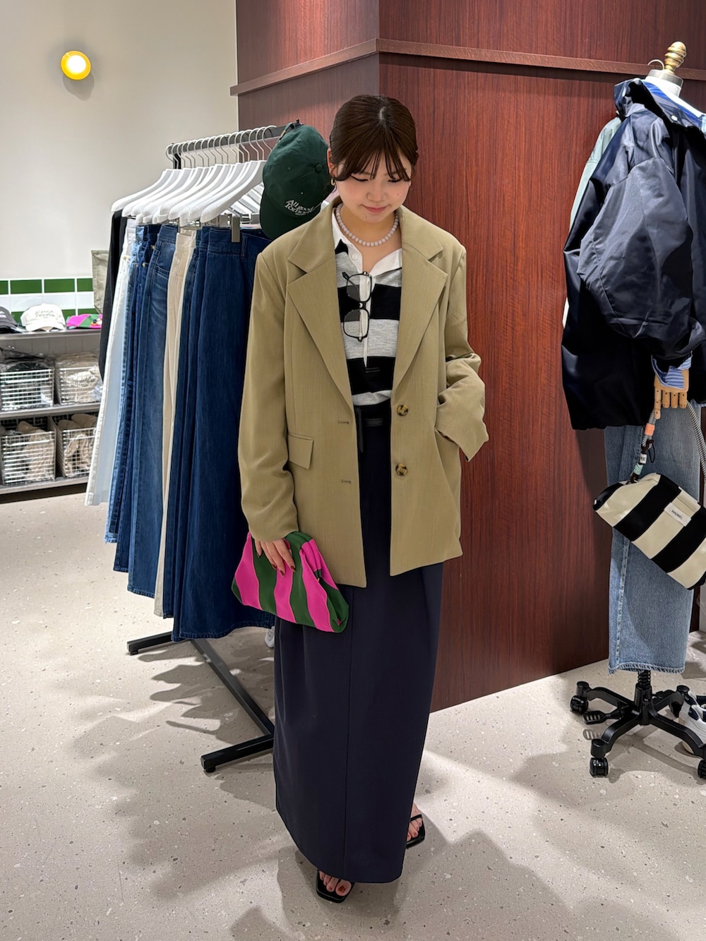 グレー系のシャツ/ブラウス、ブルー系のスカート、ベージュ系のテーラードジャケットを着用したレディースの春コーディネートの2枚目の写真