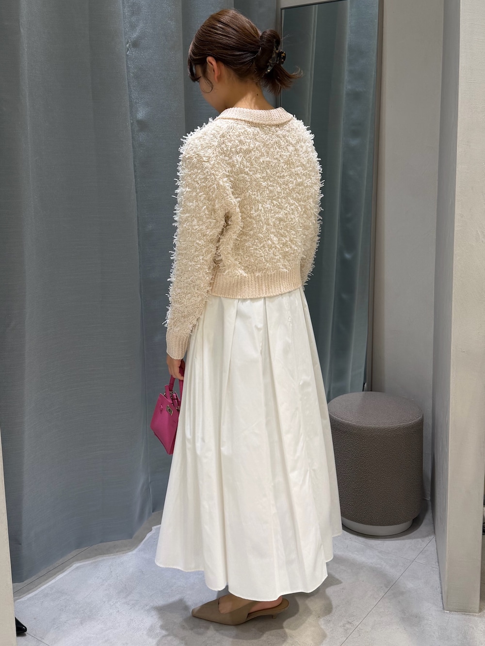 ベージュ系のカーディガン/ボレロ、ホワイト系のスカート、ピンク系のショルダーバッグを着用したレディースの冬コーディネートの3枚目の写真