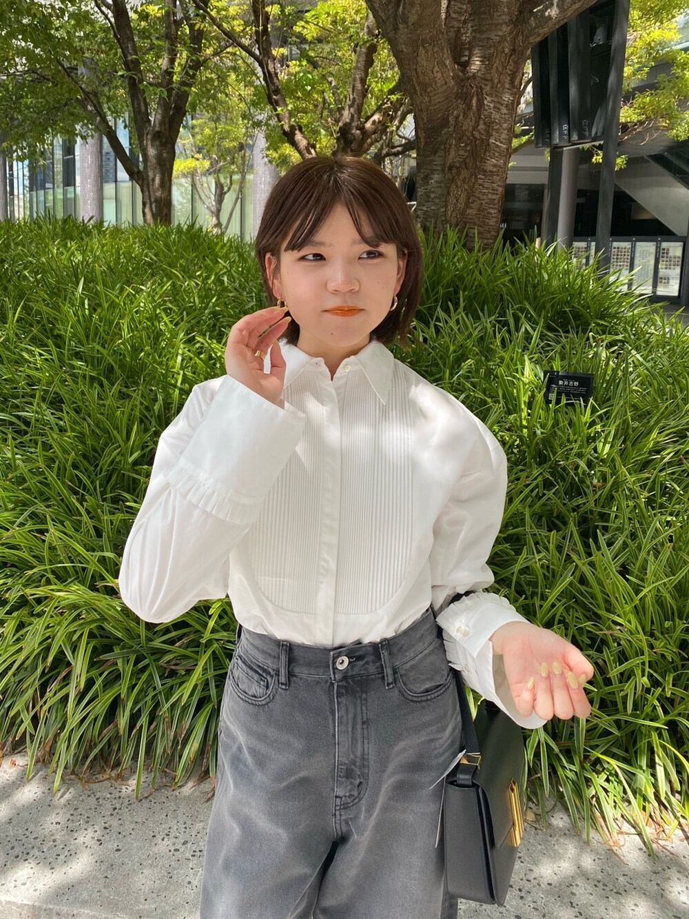 「秋服準備はじめました、オトナカジュアル、休日スタイル、楽チンコーデ、オトナ女子、パンツコーデ、秋、初秋コーデ、きれいめカジュアル、シンプル、シャツスタイル、大人可愛い、デニムパンツ、パンツスタイル、秋服コーデ」｜「Rie Millerのハイウエストバギーデニム（デニムパンツ、ブラック系）」を使った、takahashiさん（レディース・161cm）の夏コーディネートの6枚目の写真