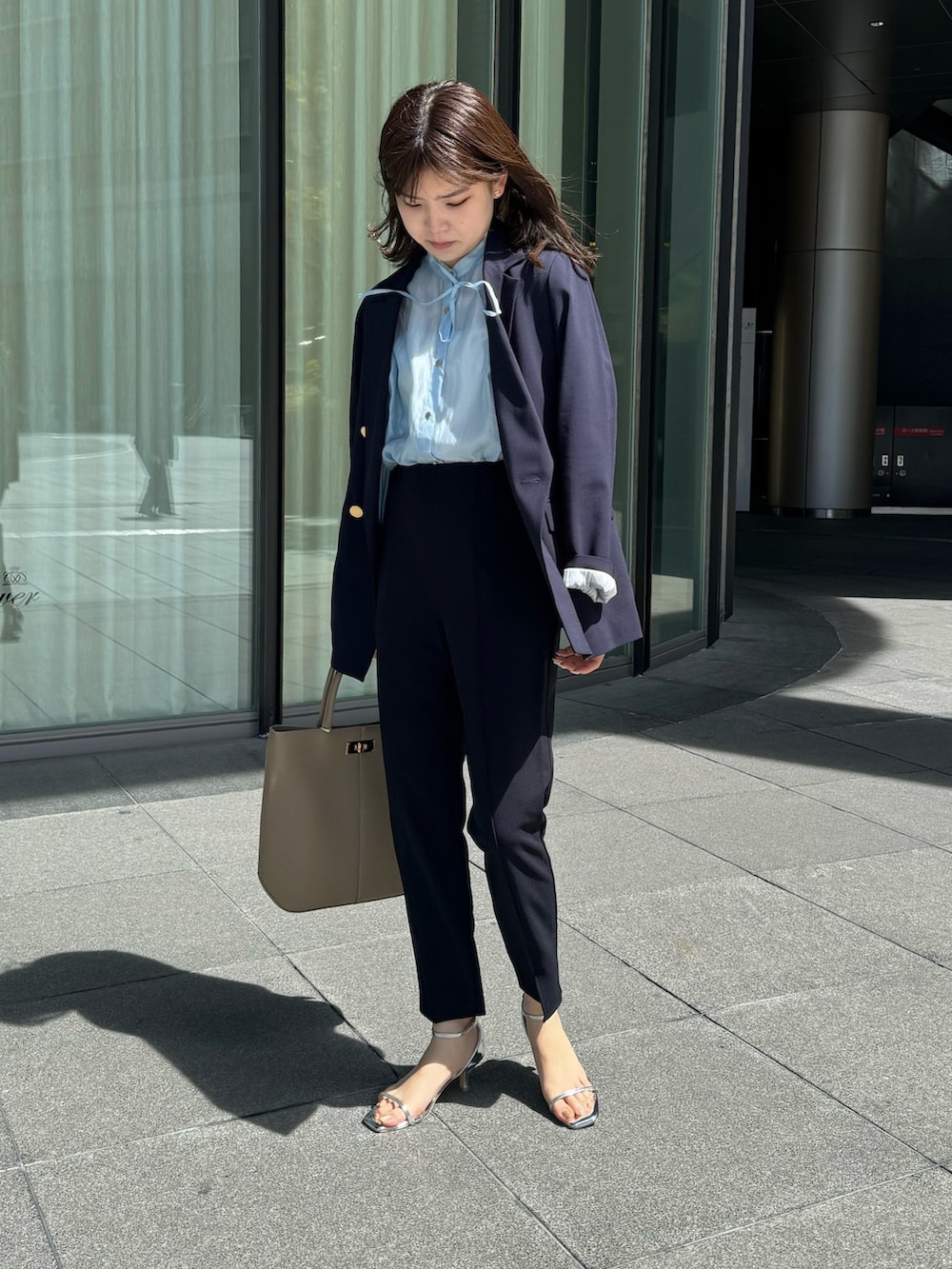 「シアートップス、ブラウス、春服、今日のコーデ、パンツスタイル、春色、ノーリーズ、NOLLEY'S、通勤コーデ、通勤スタイル、紺ブレ、ジャケット、スリットパンツ、シアーシャツ、春のNewスタイル」｜「NOLLEY’Sのシアーシャツ（シャツ/ブラウス、ブルー系）」を使った、takahashiさん（レディース・161cm）の春コーディネートの7枚目の写真