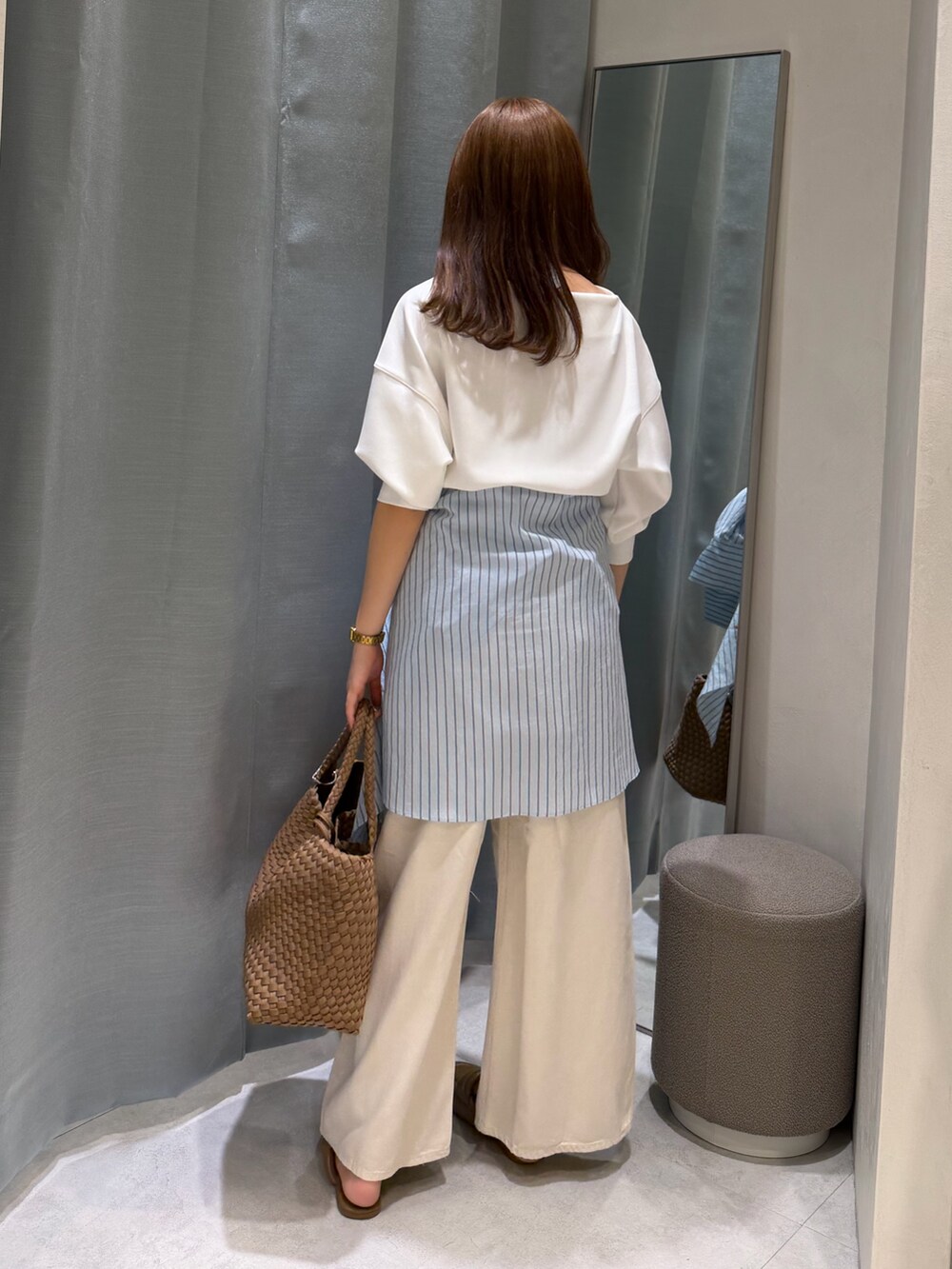 ホワイト系のTシャツ/カットソー、ホワイト系のその他パンツ、ブルー系のシャツ/ブラウスを着用したレディースの春コーディネートの3枚目の写真