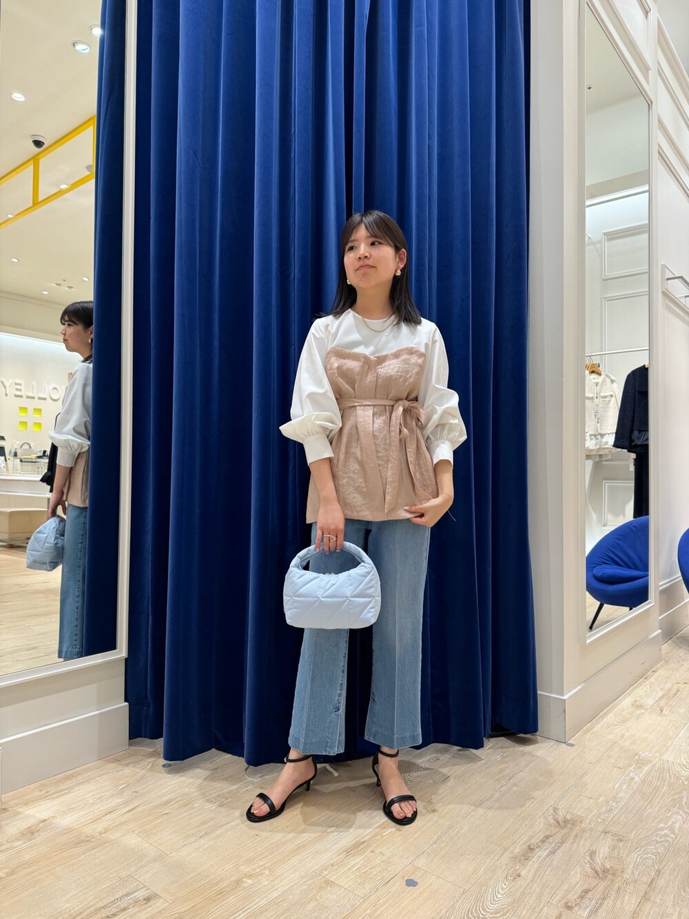 「NOLLEY'S、ノーリーズ、デニムパンツ、デニムコーデ、春コーデ、春のおしゃ見えテクニック、おでかけコーデ、デートコーデ、春ファッション、春服、シンプルスタイル、オトナ女子、ラクチンコーデ、オトナカワイイ、セットアップ」｜「NOLLEY’Sのビスチェ風コンビブラウス（シャツ/ブラウス、ピンク系）」を使った、takahashiさん（レディース・161cm）の春コーディネートの2枚目の写真
