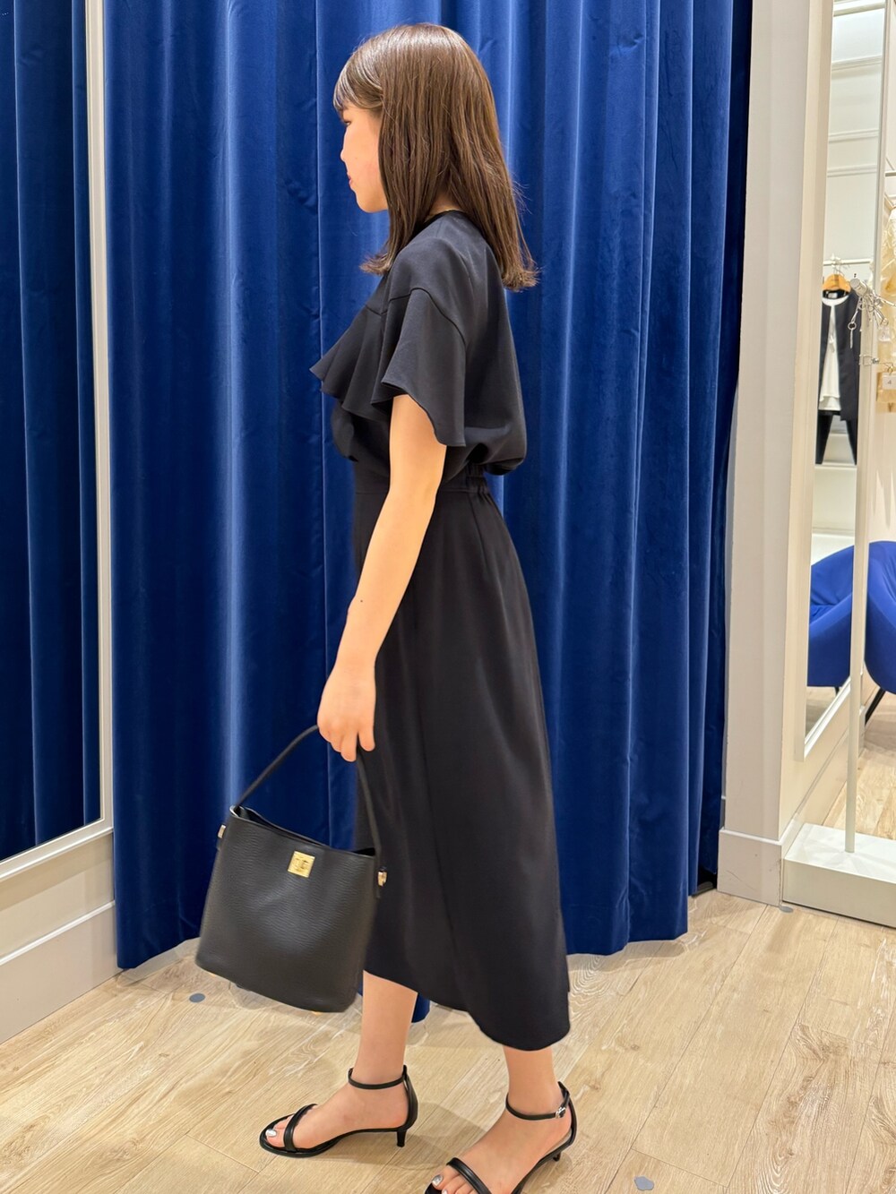「NOLLEY’Sの《セットアップ対応》ウォッシャブル麻調タイトミディスカート（スカート、ブルー系）」を使った、takahashiさん（レディース・161cm）の春コーディネートの5枚目の写真