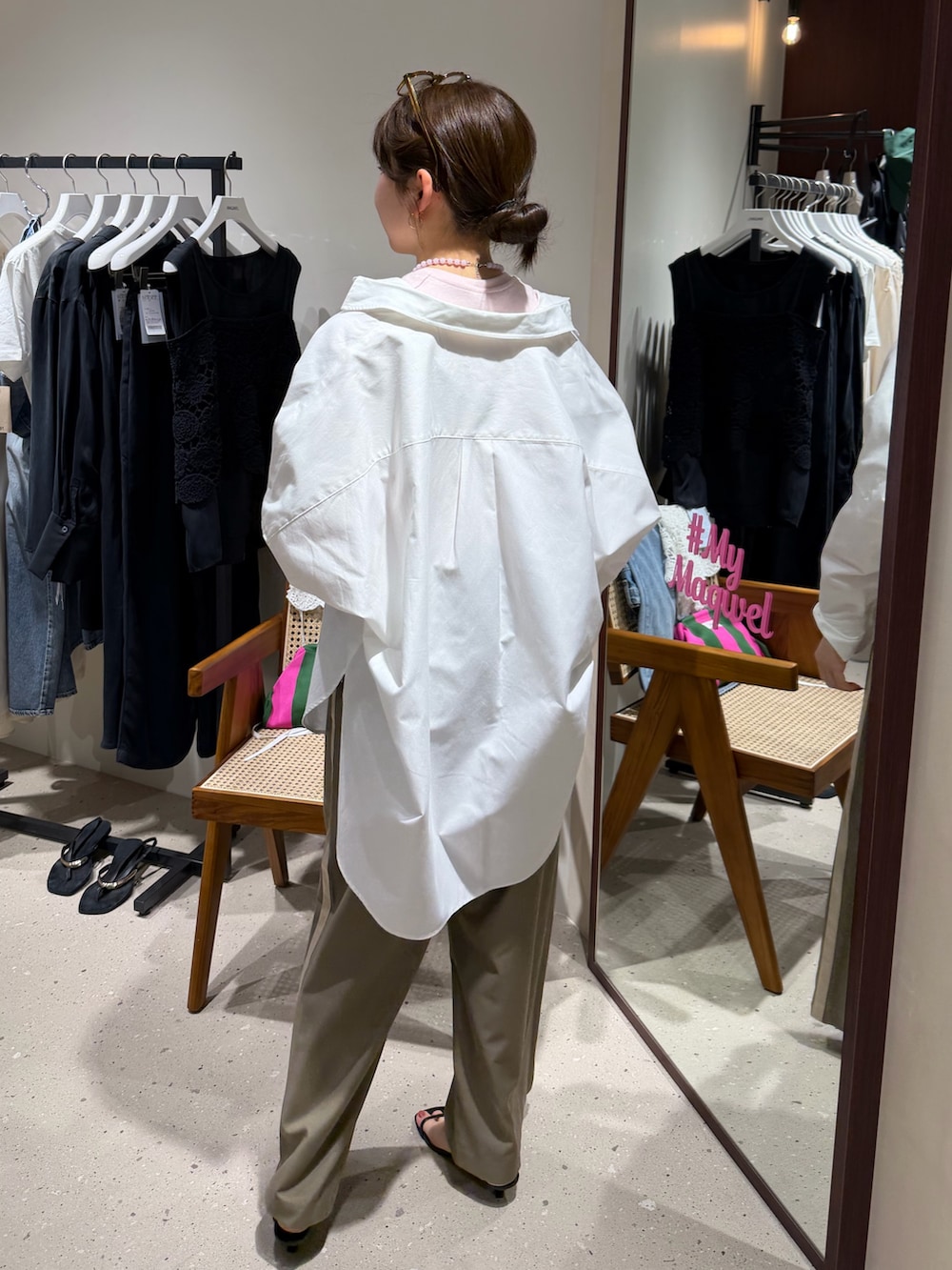 ホワイト系のシャツ/ブラウス、ピンク系のTシャツ/カットソー、ベージュ系のその他パンツを着用したレディースの春コーディネートの3枚目の写真