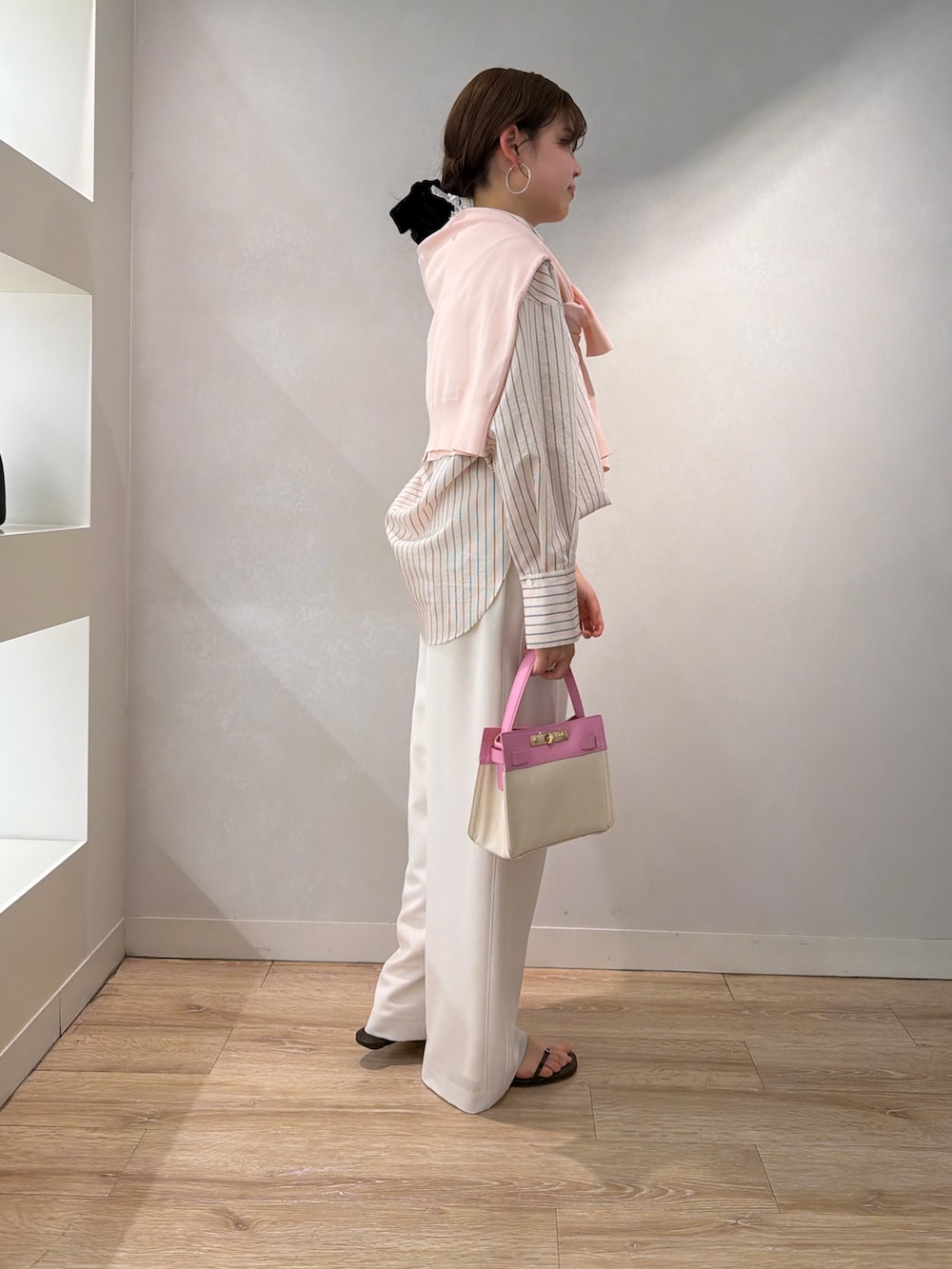 ホワイト系のその他パンツ、ピンク系のシャツ/ブラウス、ピンク系のショルダーバッグを着用したレディースの春コーディネートの3枚目の写真