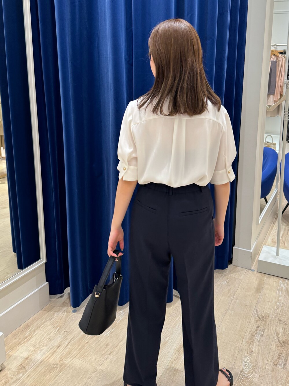 「ノーリーズ、NOLLEY'S、オフィススタイル、通勤コーデ、通勤スタイル、ワイドパンツ、シンプルスタイル、楽チンコーデ」｜「NOLLEY’Sのボウタイ風取り外し半袖ブラウス（シャツ/ブラウス、ホワイト系）」を使った、takahashiさん（レディース・161cm）の夏コーディネートの5枚目の写真