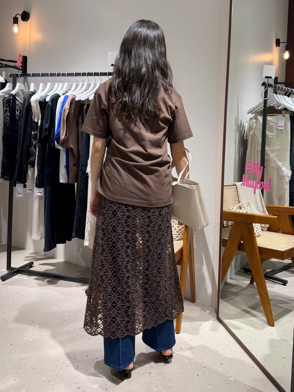 ブラウン系のTシャツ/カットソー、ブラウン系のワンピース、ブルー系のデニムパンツを着用したレディースの夏コーディネートの3枚目の写真