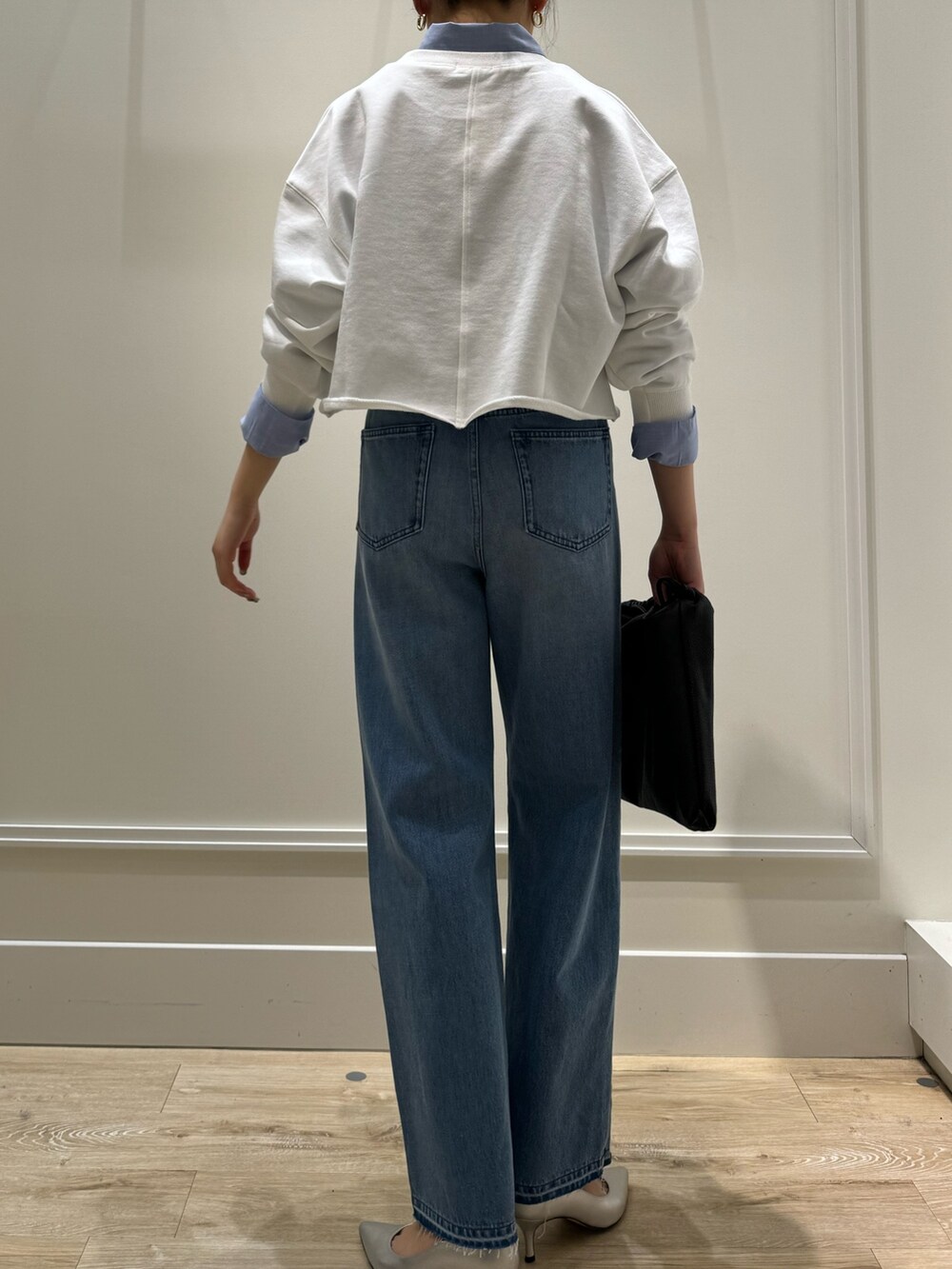 「デニムパンツ、デニムコーデ、ショート丈トップス、ショート丈、ショート丈スウェット、ノーリーズ、スリットデニム、レイヤードスタイル、シャツスタイル、カジュアルコーデ、きれいめカジュアル、ラクチンコーデ、大人カジュアル、お出かけコーデ、大人女子」｜「Rie Millerのスリットフレアハイウエストデニム（デニムパンツ、ブルー系）」を使った、takahashiさん（レディース・161cm）の冬コーディネートの4枚目の写真
