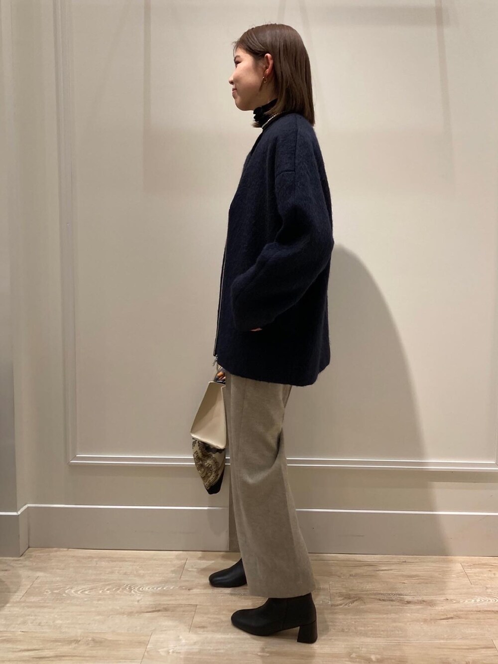 「シンプルコーデ、休日スタイル、秋服準備はじめました、パンツスタイル、秋服コーデ、大人かわいい、カジュアルコーデ、きれいめカジュアル、ブルゾン、ブルゾンコーデ、シャギー、ブーツスタイル、きれいめコーディネート、大人カジュアル、大人コーデ」｜「NOLLEY’Sの《セットアップ対応》ウォッシャブルウールライクセミワイドパンツ（その他パンツ、ベージュ系）」を使った、takahashiさん（レディース・161cm）の秋コーディネートの4枚目の写真