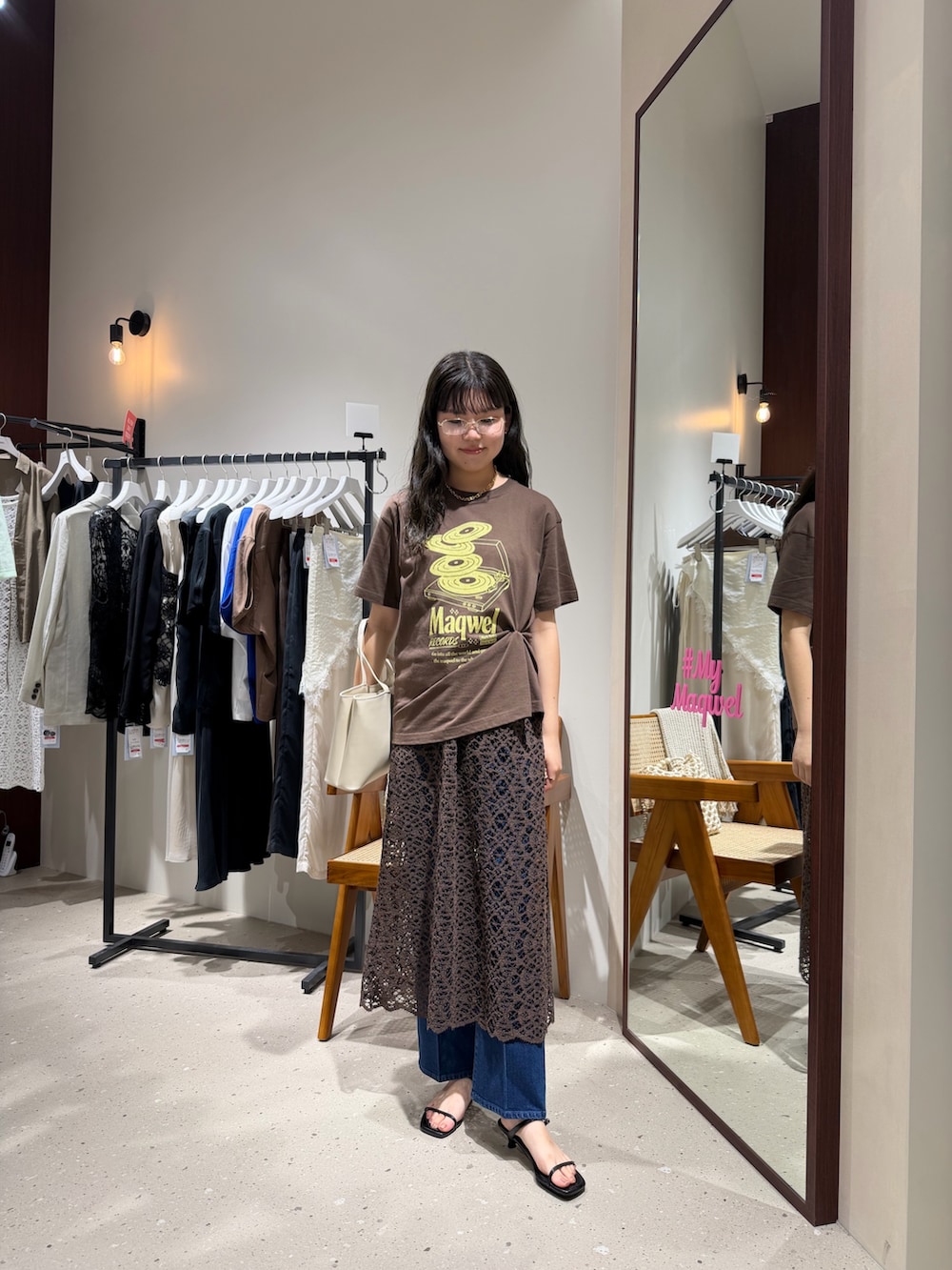 ブラウン系のTシャツ/カットソー、ブラウン系のワンピース、ブルー系のデニムパンツを着用したレディースの夏コーディネートの2枚目の写真